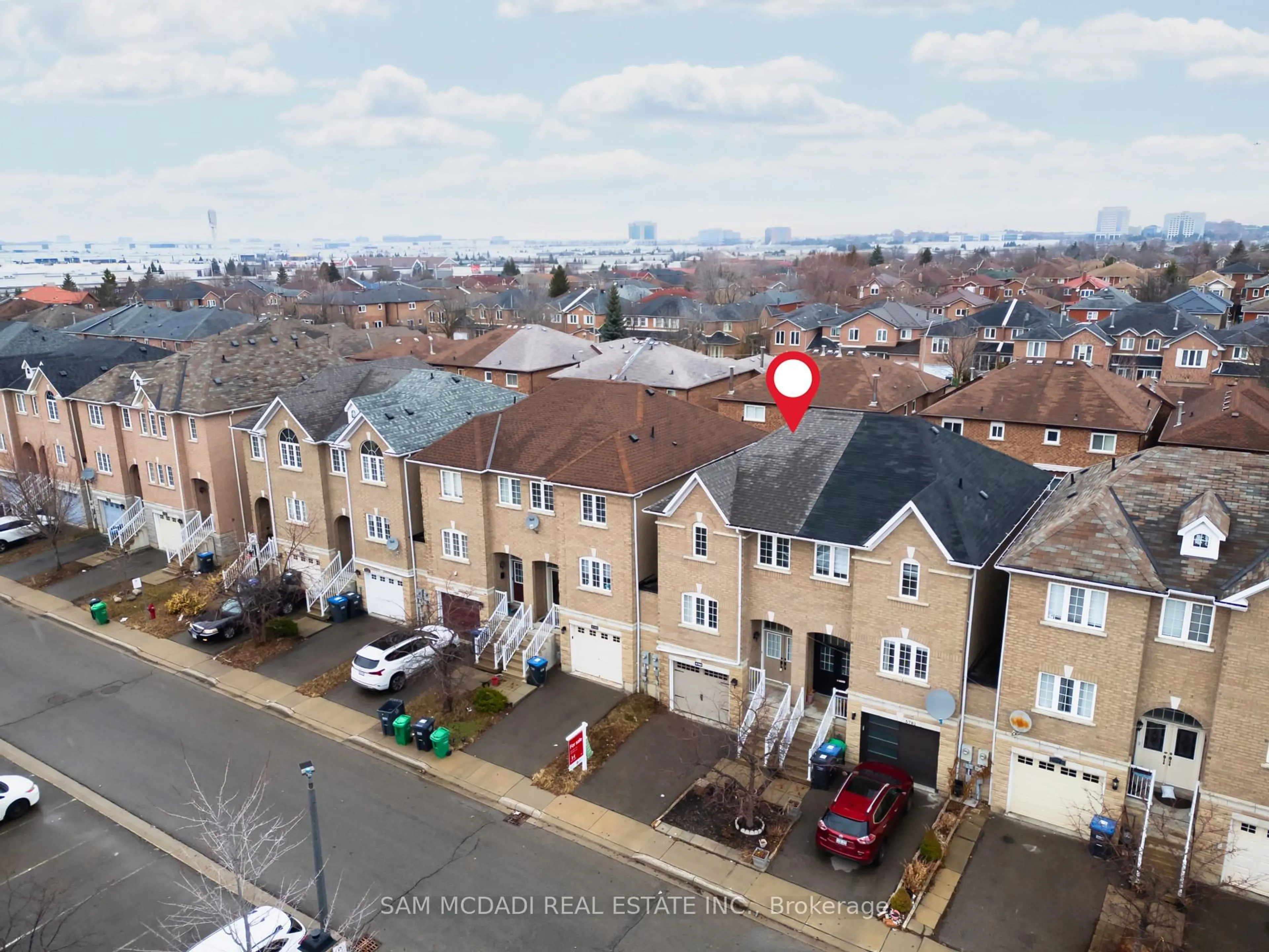 A pic from outside/outdoor area/front of a property/back of a property/a pic from drone, unknown for 5783 Tiz Rd, Mississauga Ontario L5R 0B4