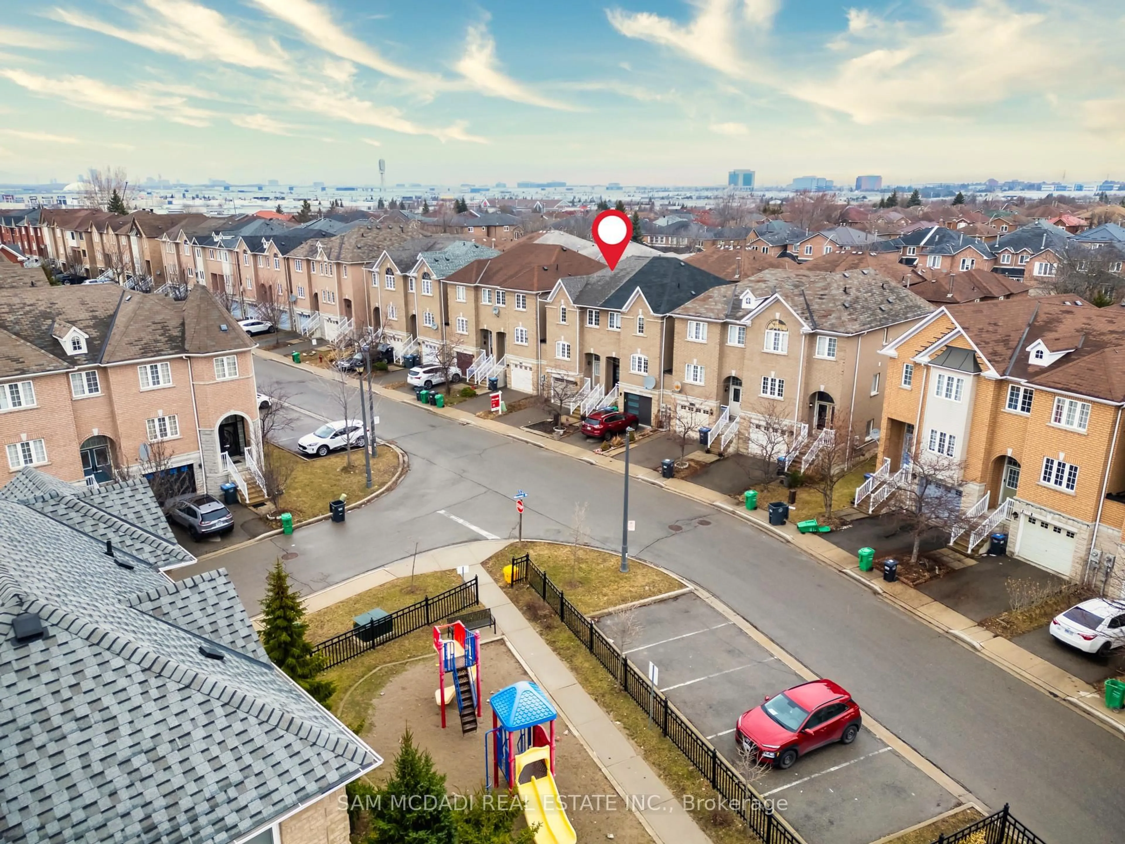 A pic from outside/outdoor area/front of a property/back of a property/a pic from drone, street for 5783 Tiz Rd, Mississauga Ontario L5R 0B4