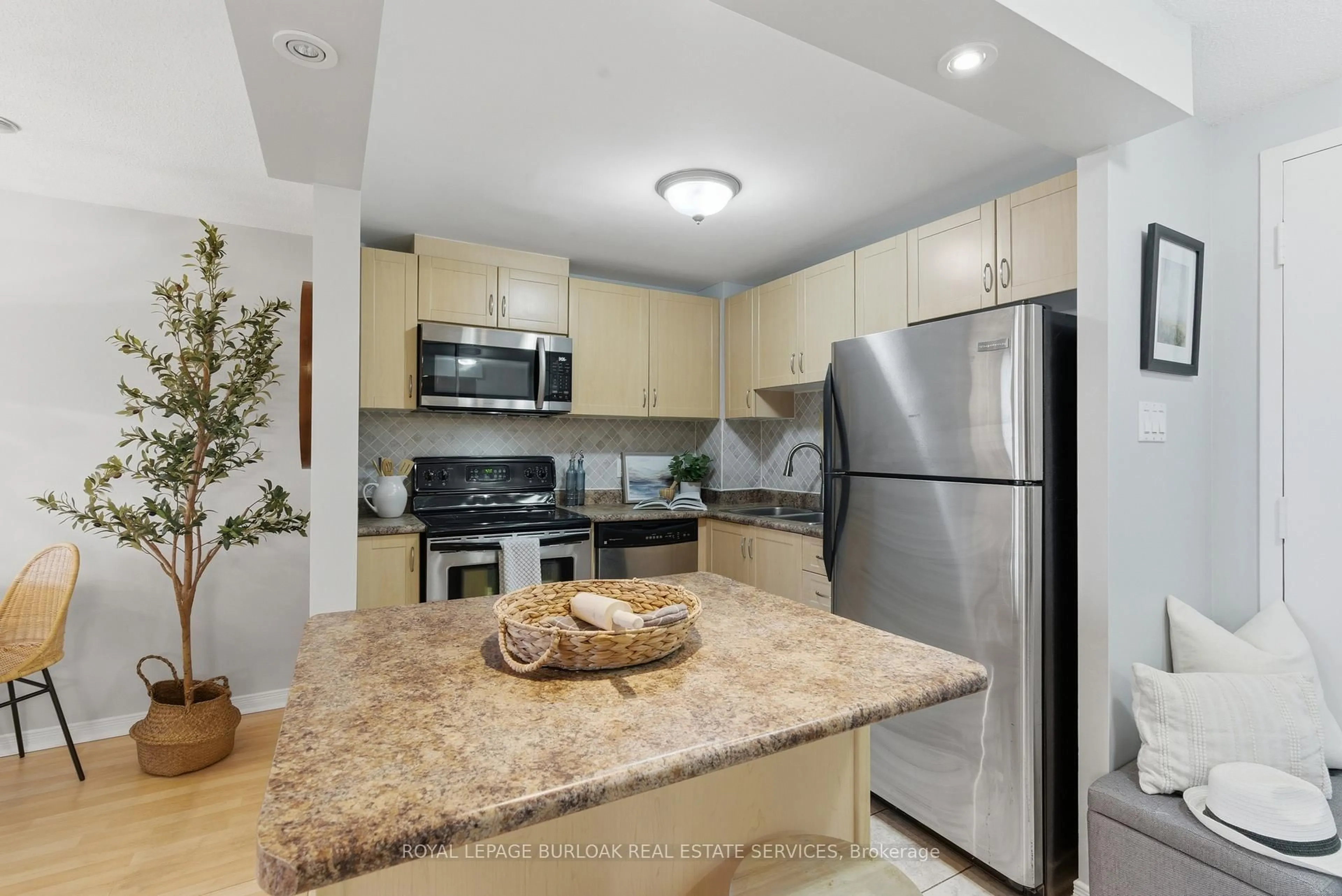 Standard kitchen, unknown for 6720 Glen Erin Dr #312, Mississauga Ontario L5N 3K8