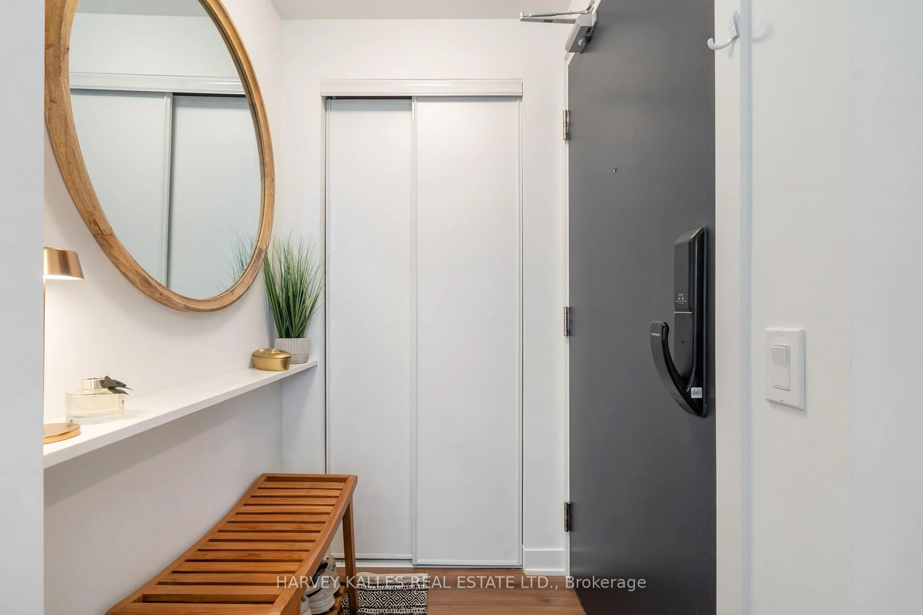 Indoor entryway for 405 Dundas St #432, Oakville Ontario L6M 5P9