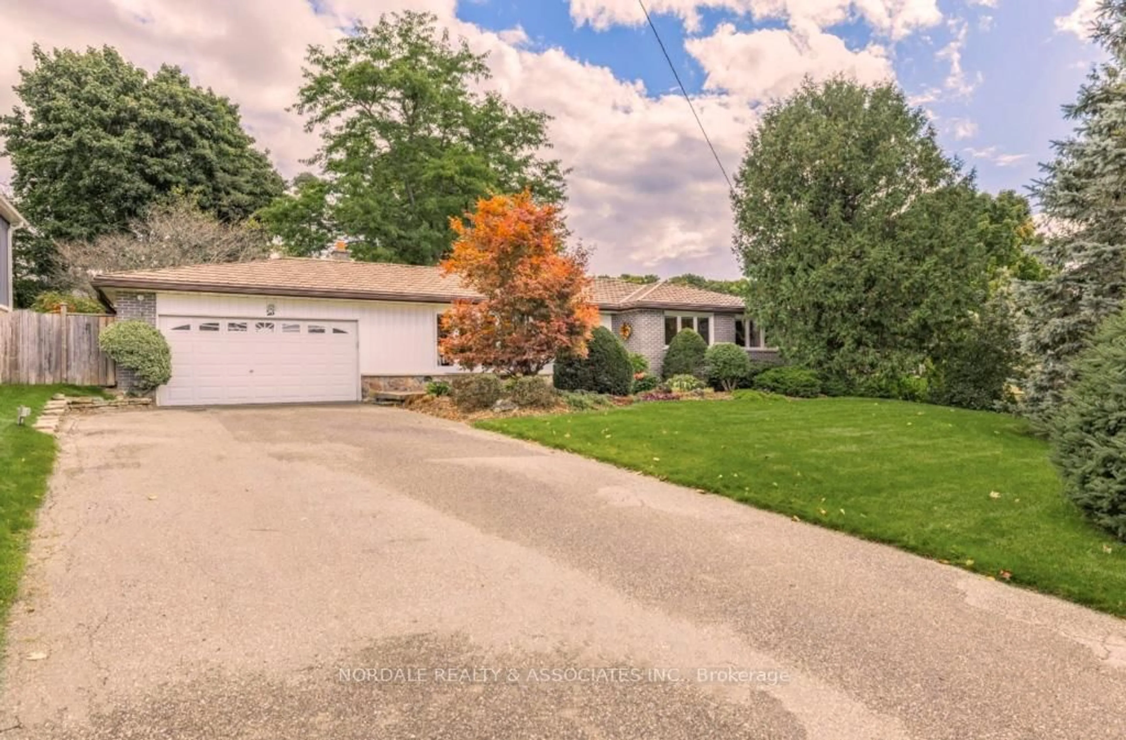 A pic from outside/outdoor area/front of a property/back of a property/a pic from drone, street for 26 Marion St, Caledon Ontario L7C 1K8