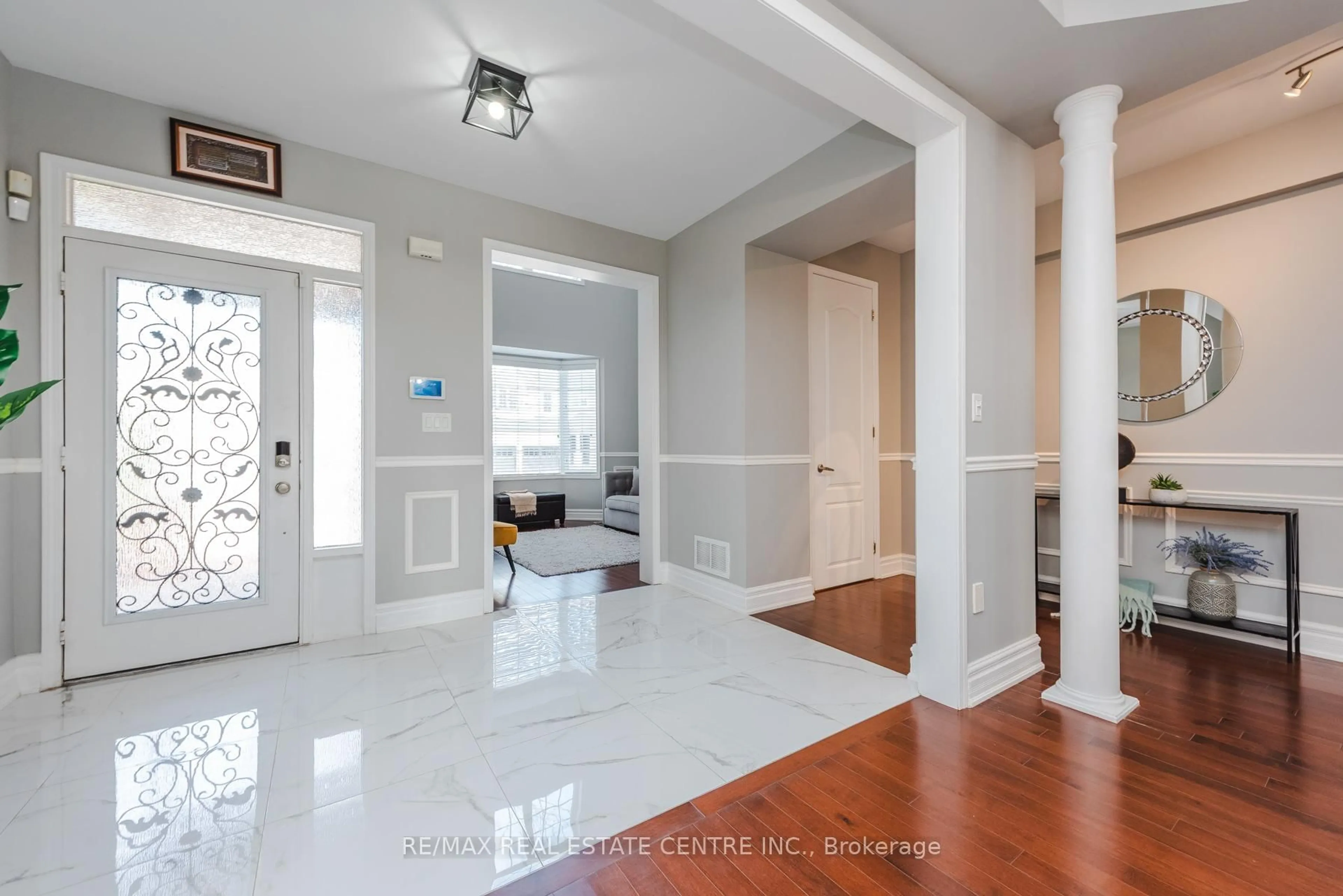 Indoor entryway for 920 Bessy Tr, Milton Ontario L9T 0H2