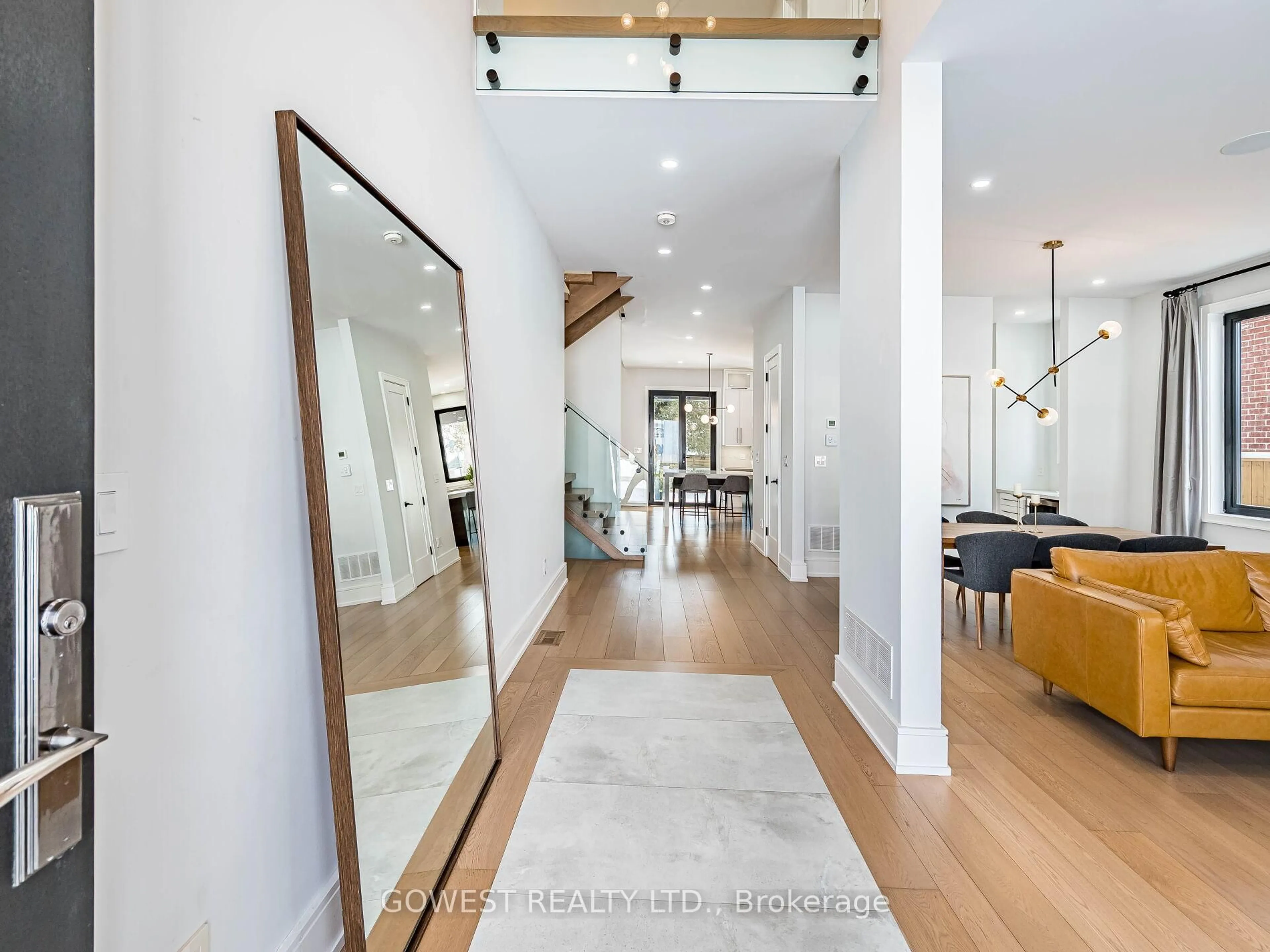 Indoor entryway for 402 Niar Ave, Mississauga Ontario L5G 1W3