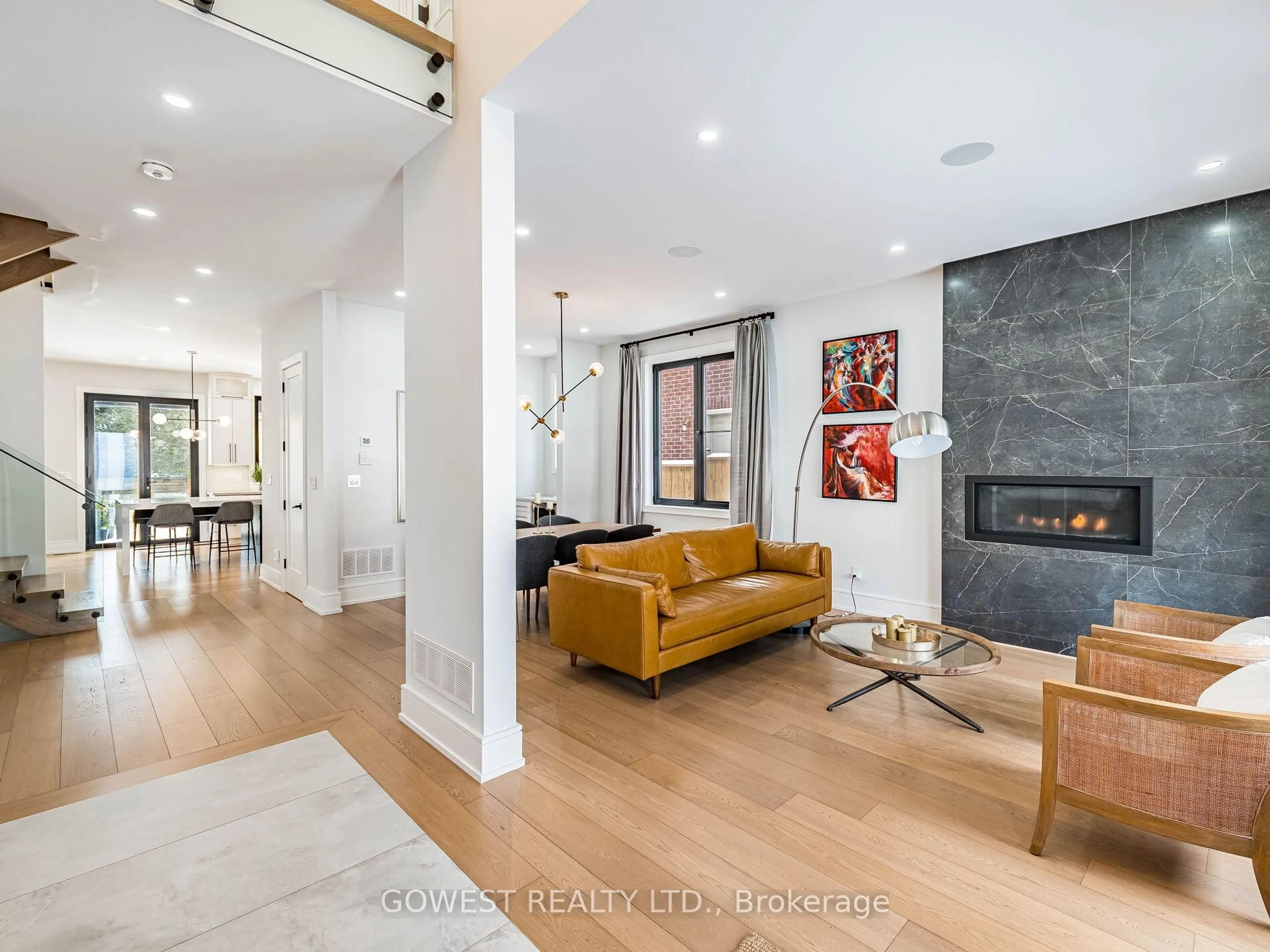 Living room with furniture, unknown for 402 Niar Ave, Mississauga Ontario L5G 1W3