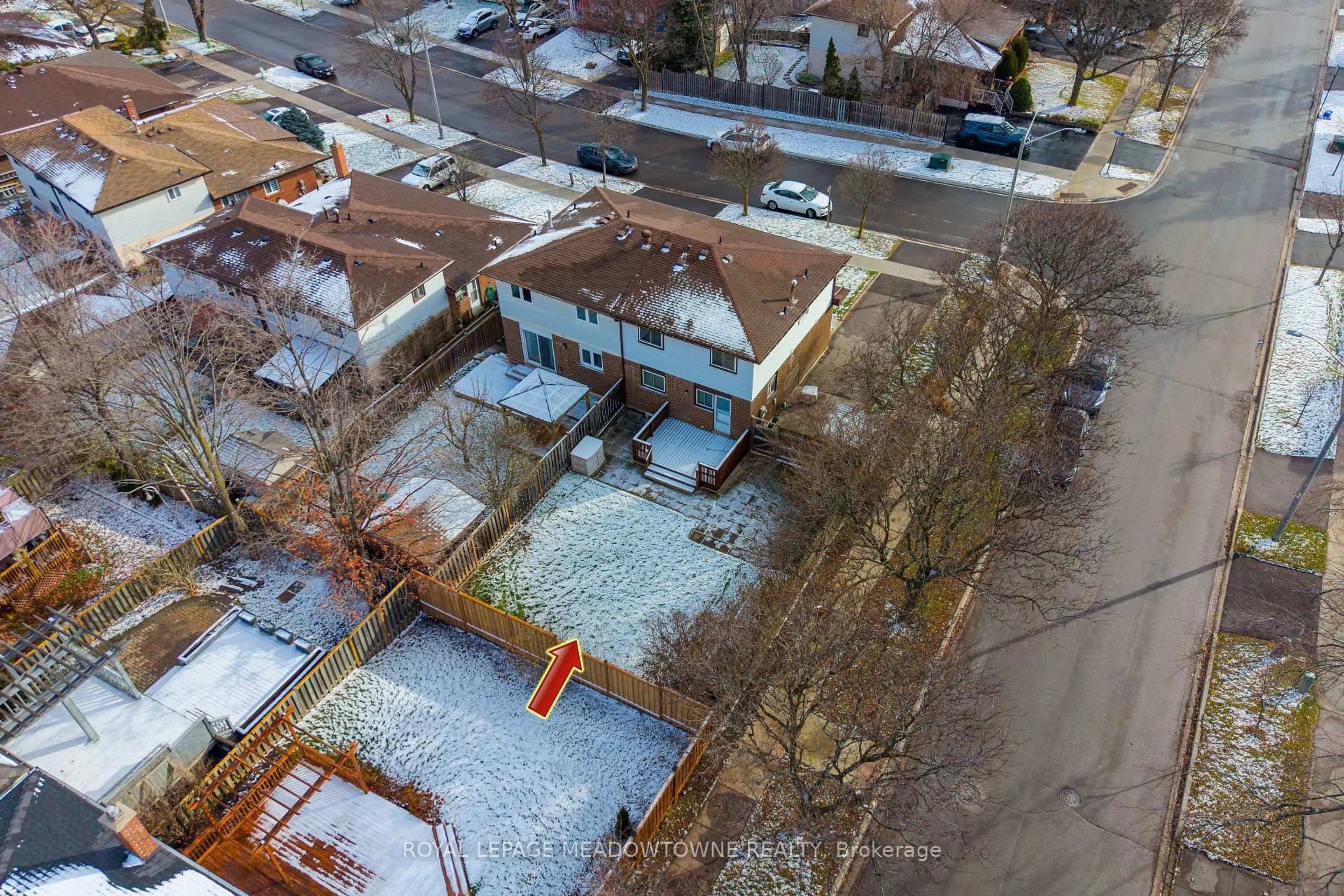 A pic from outside/outdoor area/front of a property/back of a property/a pic from drone, street for 40 Joycelyn Dr, Mississauga Ontario L5M 1T7