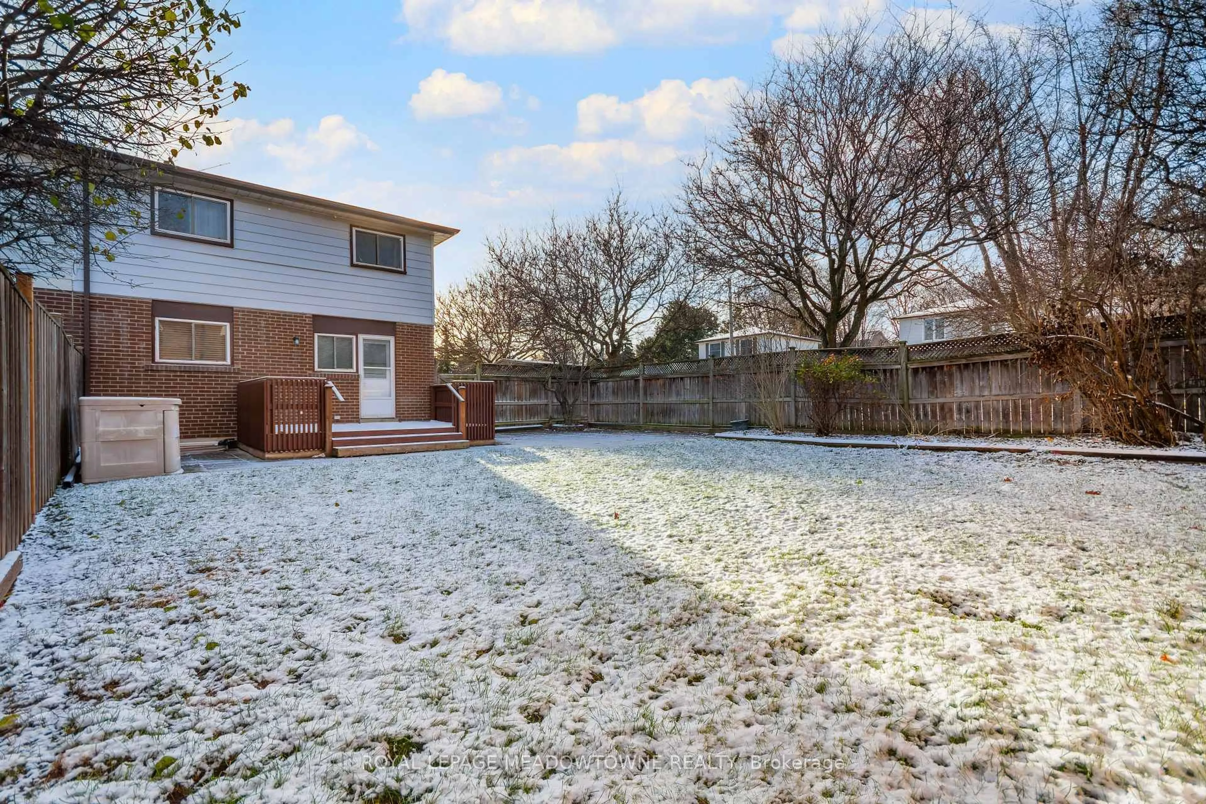 A pic from outside/outdoor area/front of a property/back of a property/a pic from drone, street for 40 Joycelyn Dr, Mississauga Ontario L5M 1T7