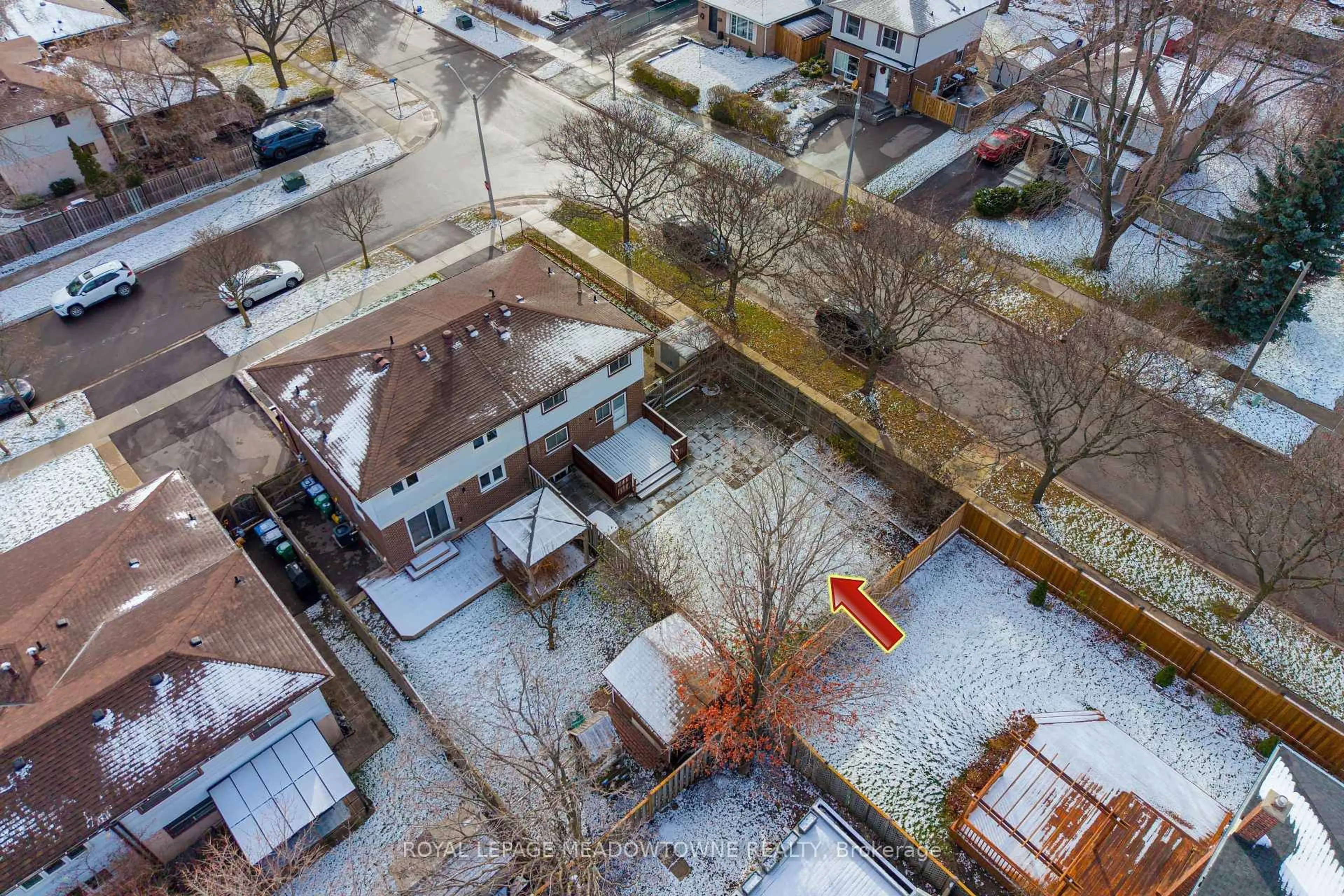 A pic from outside/outdoor area/front of a property/back of a property/a pic from drone, city buildings view from balcony for 40 Joycelyn Dr, Mississauga Ontario L5M 1T7