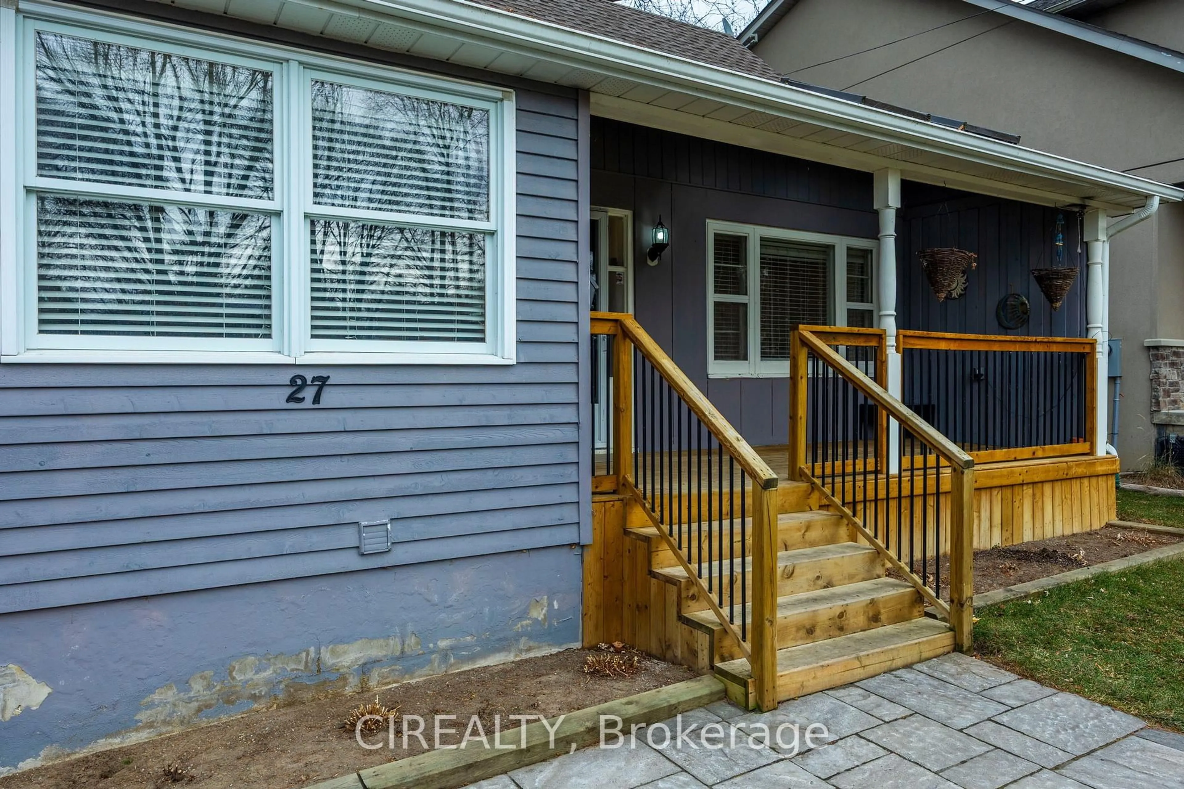 Indoor entryway for 27 Pine Ave, Mississauga Ontario L5H 2P5