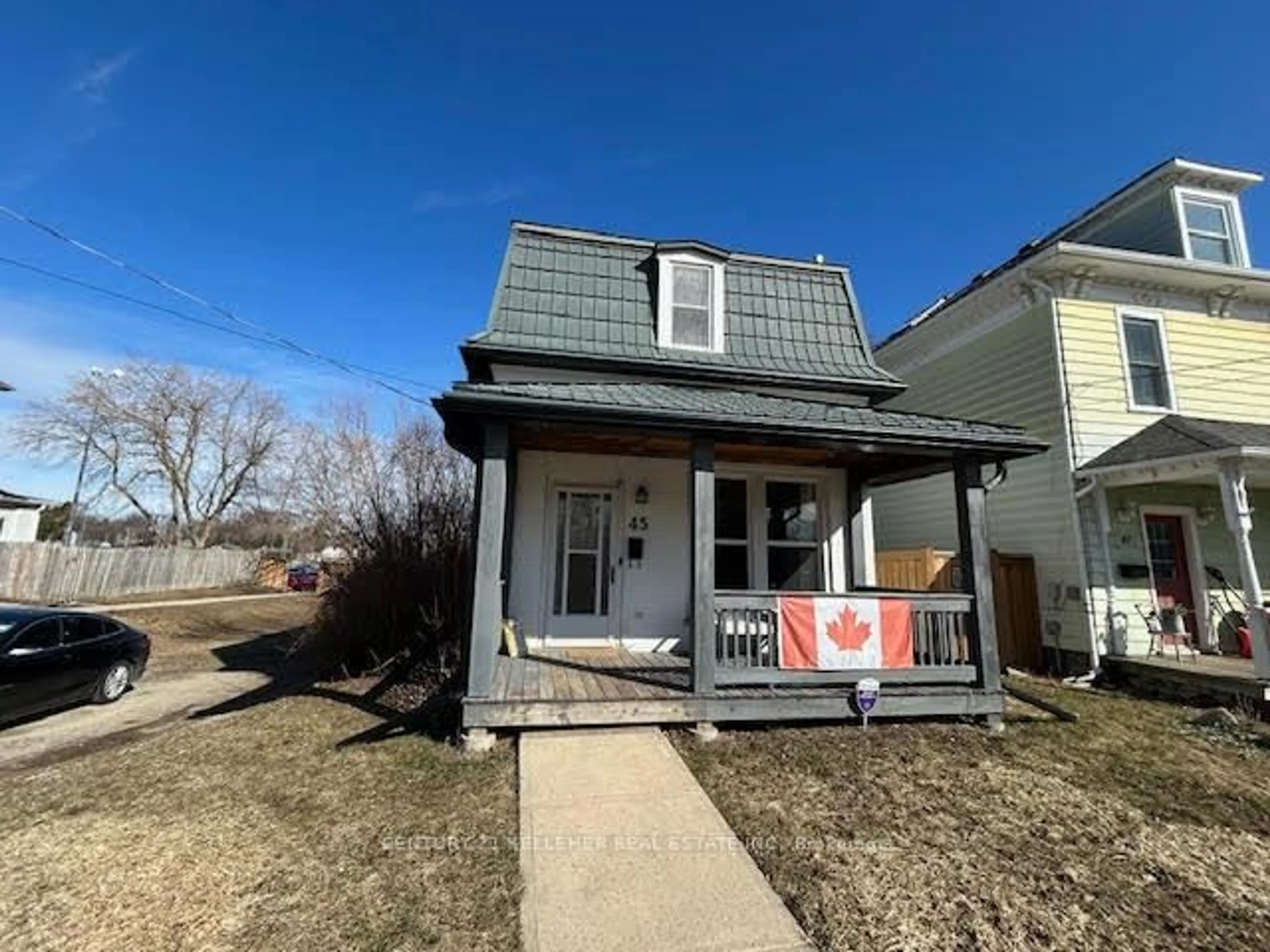 Home with vinyl exterior material, street for 45 King St, Halton Hills Ontario L7G 2G3