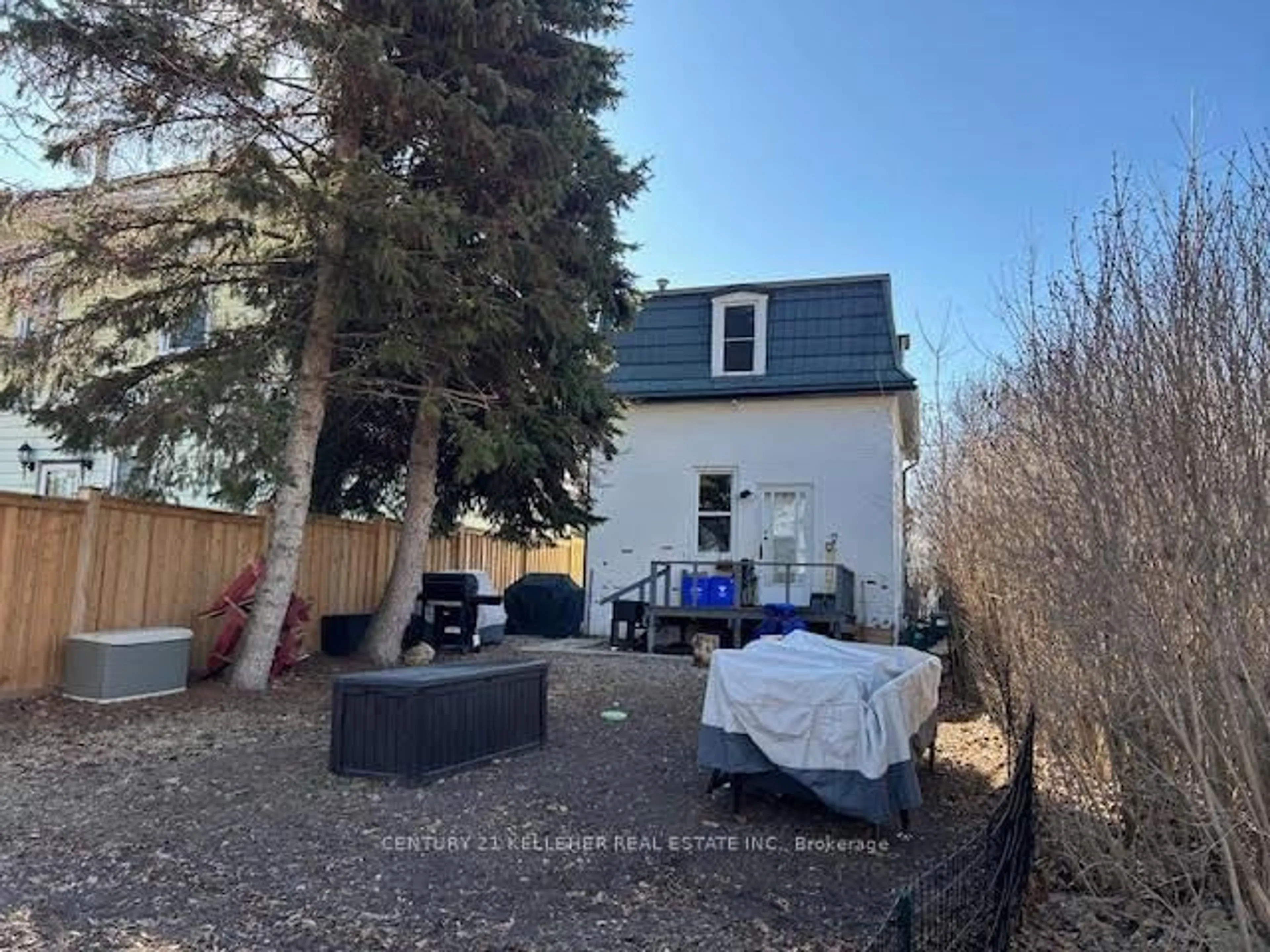 A pic from outside/outdoor area/front of a property/back of a property/a pic from drone, unknown for 45 King St, Halton Hills Ontario L7G 2G3