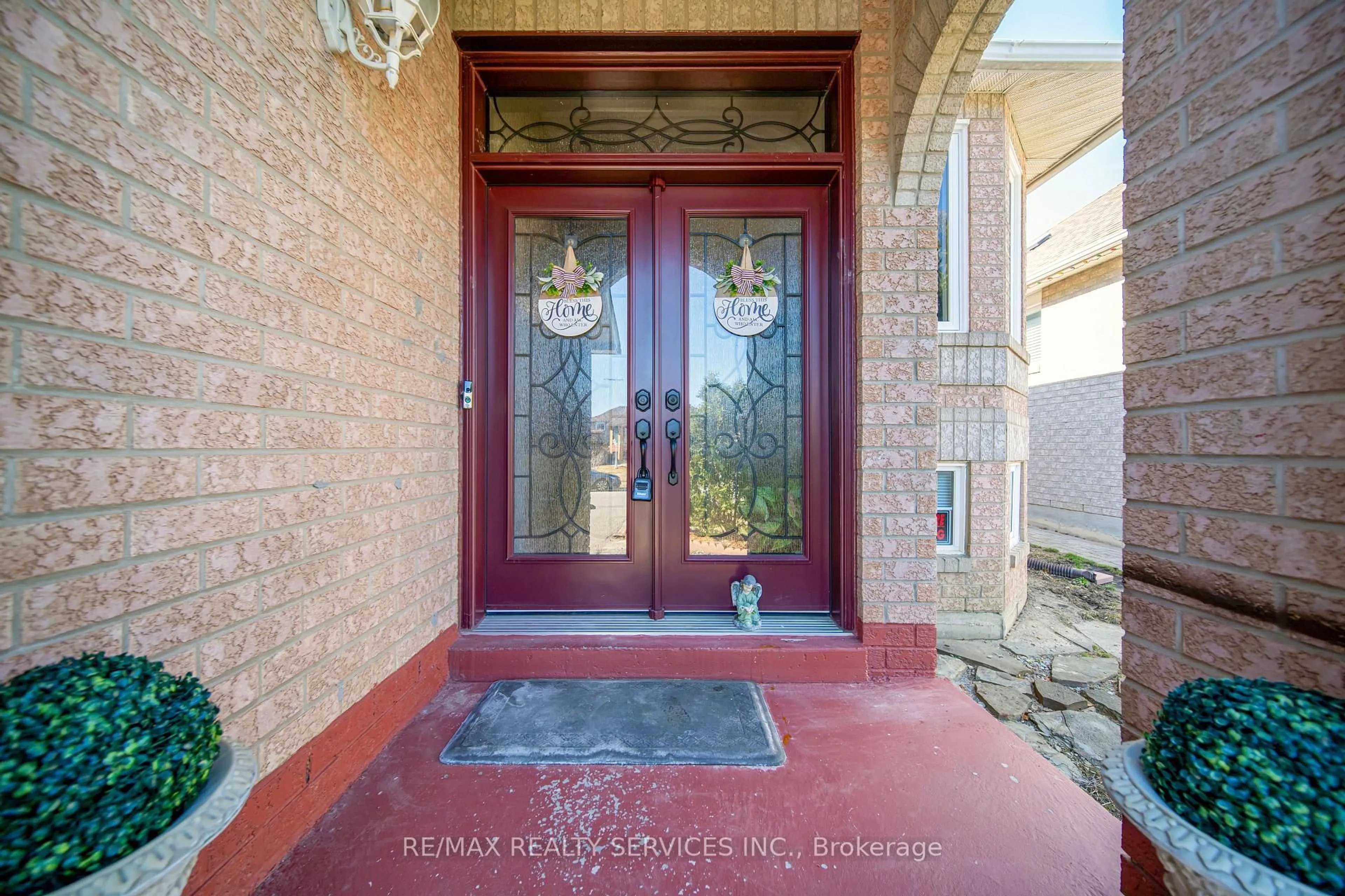 Indoor entryway for 27 Suncrest Dr, Brampton Ontario L6X 4L5