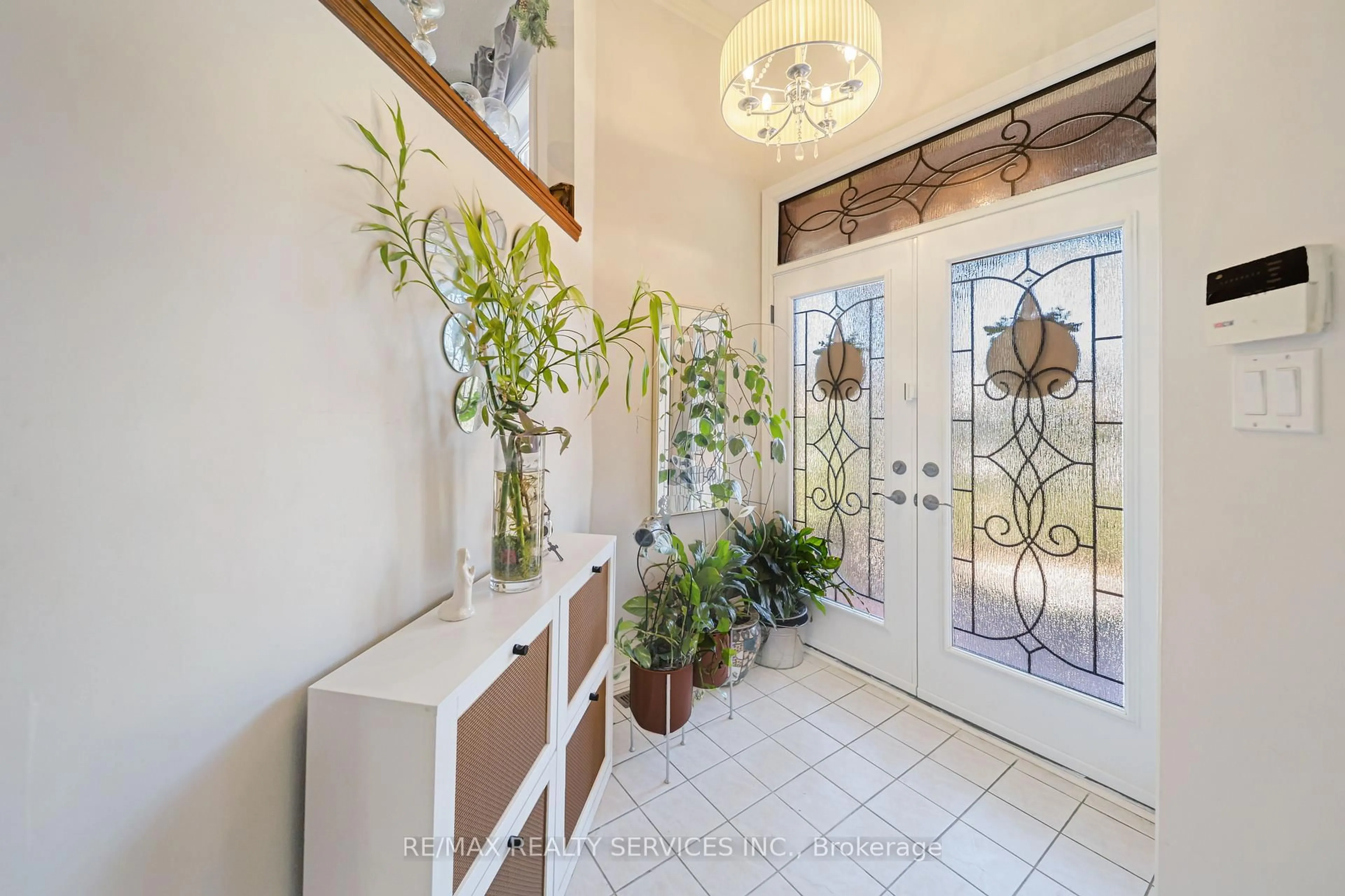 Indoor entryway for 27 Suncrest Dr, Brampton Ontario L6X 4L5