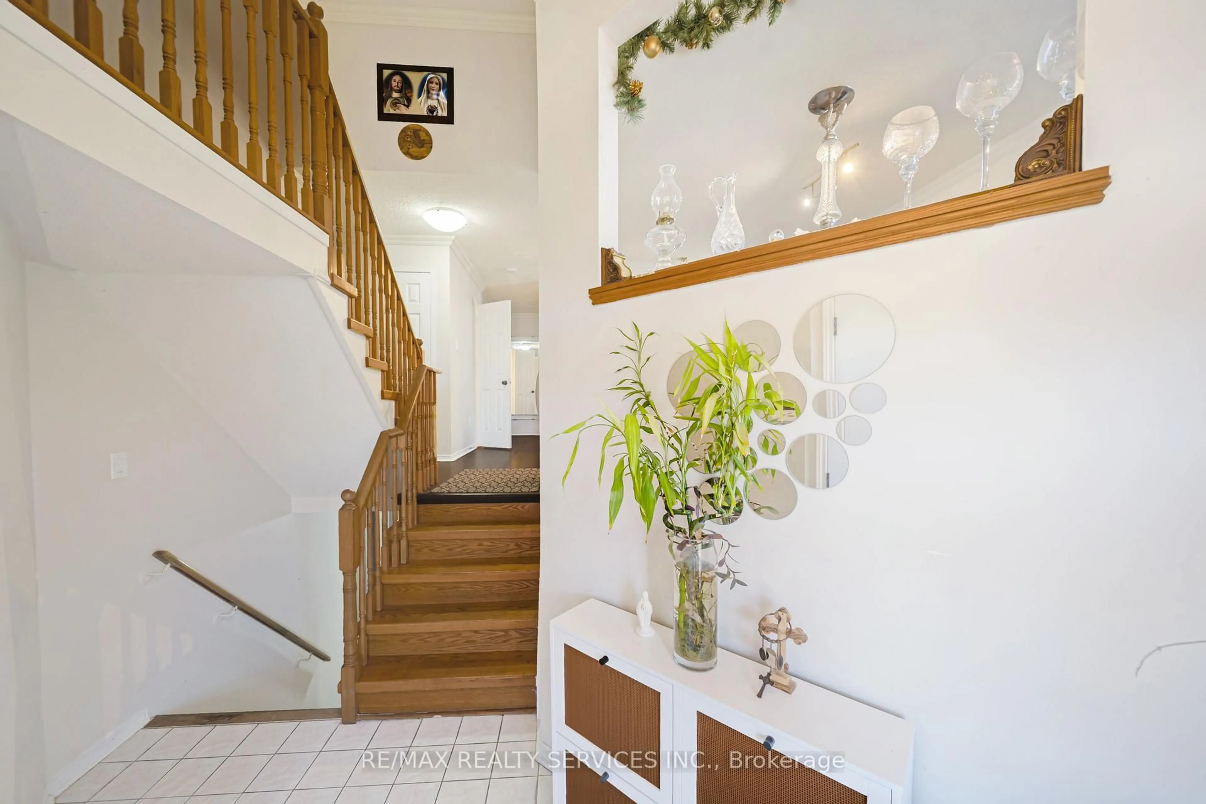 Indoor foyer for 27 Suncrest Dr, Brampton Ontario L6X 4L5