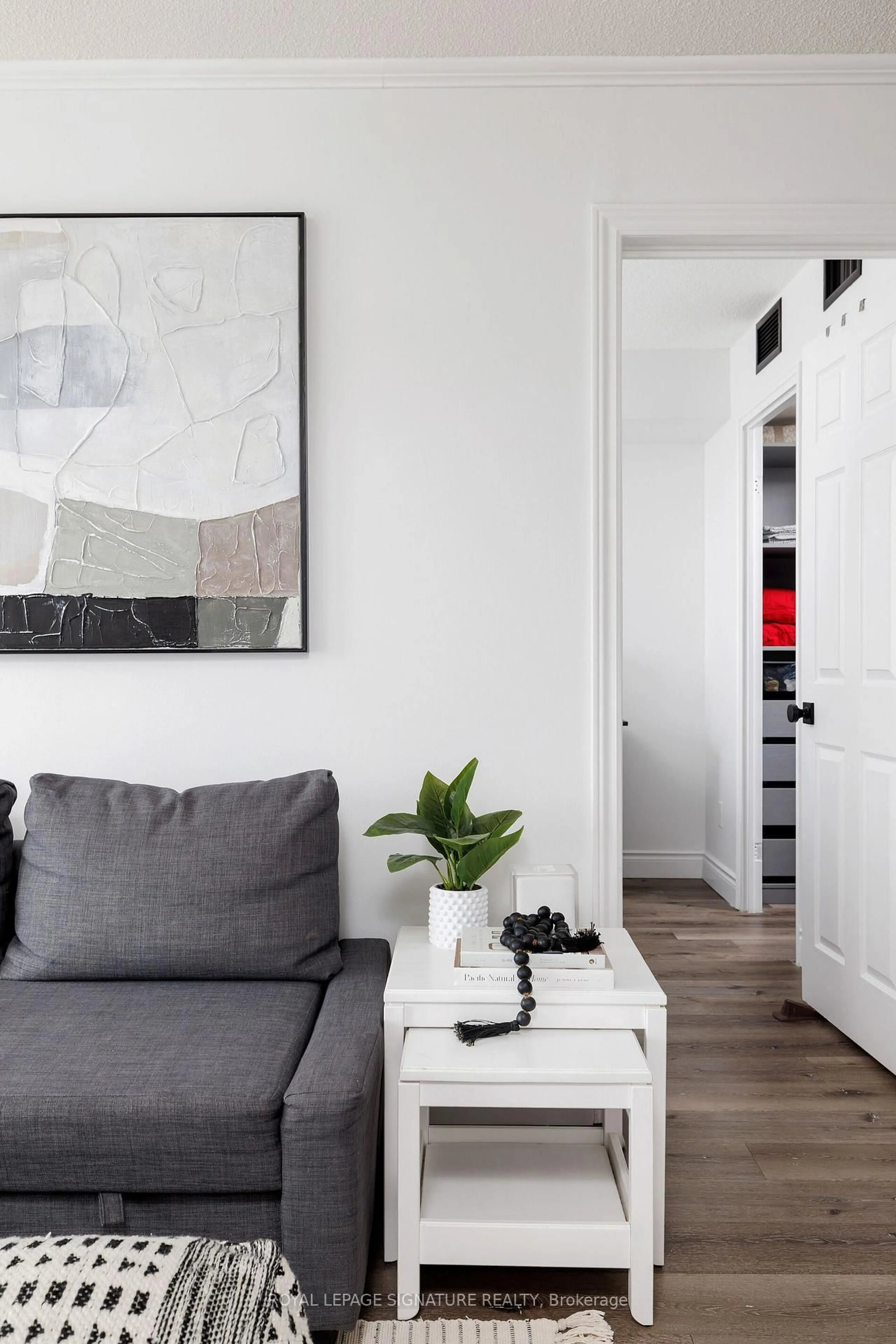 Living room with furniture, unknown for 880 Dundas St #909, Mississauga Ontario L5C 4H3