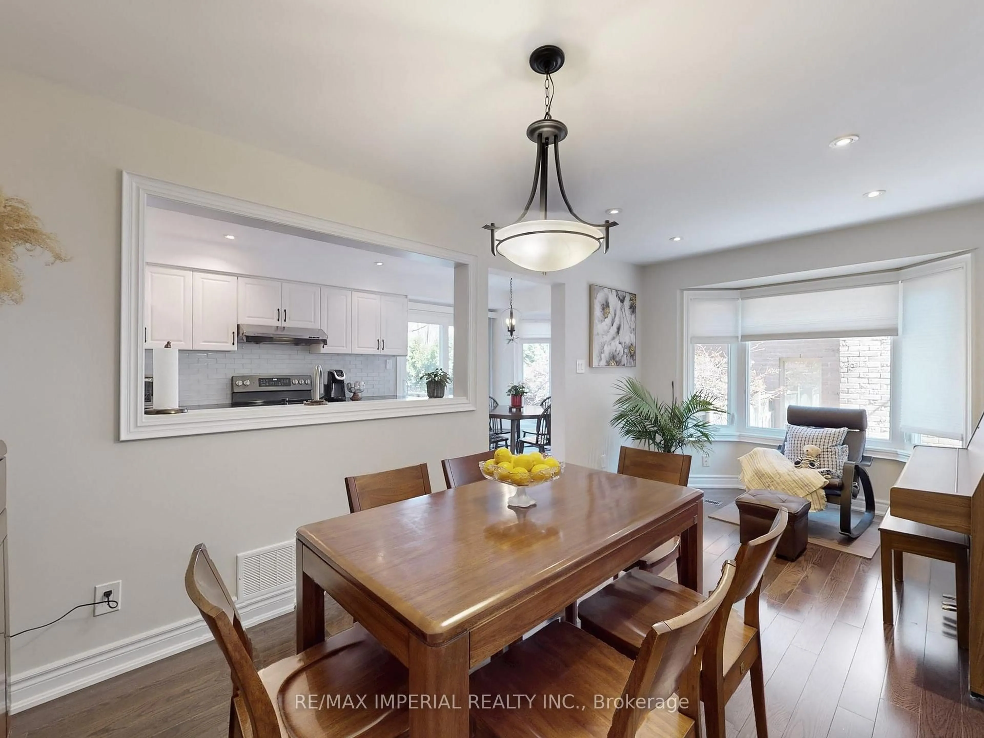 Open concept kitchen, wood/laminate floor for 140 Romain Cres, Oakville Ontario L6H 5A6