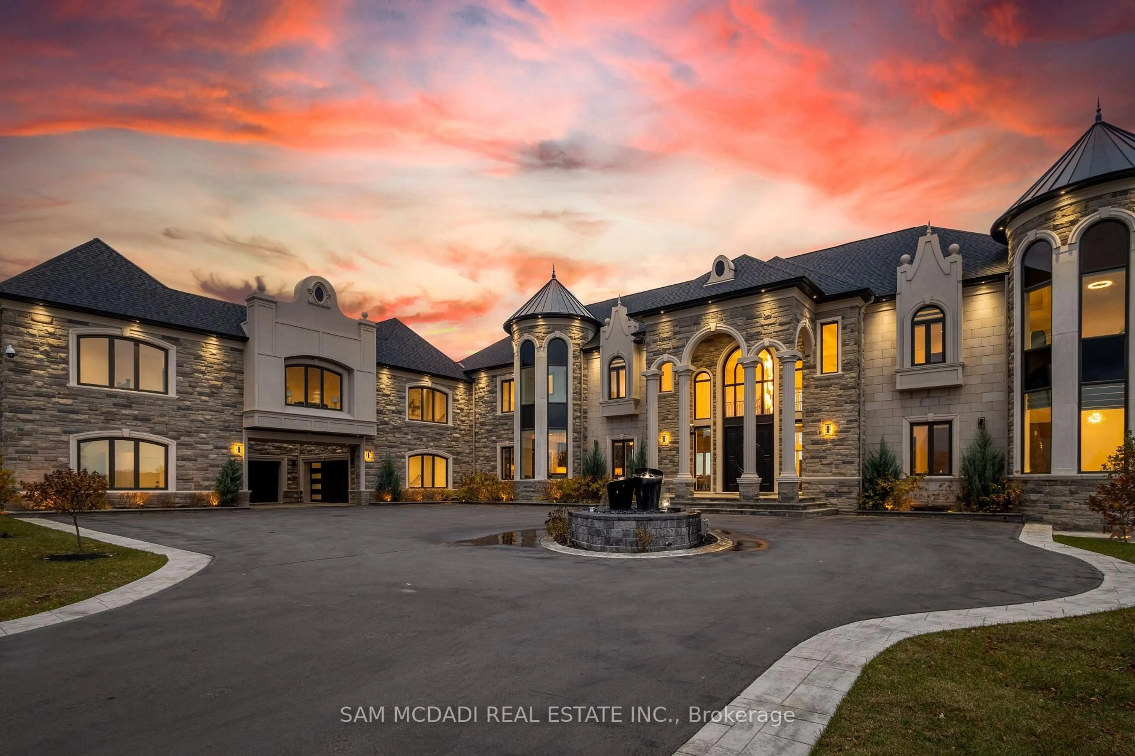 Unknown for 4 Saint Lukes Crt, Brampton Ontario L6P 1K9