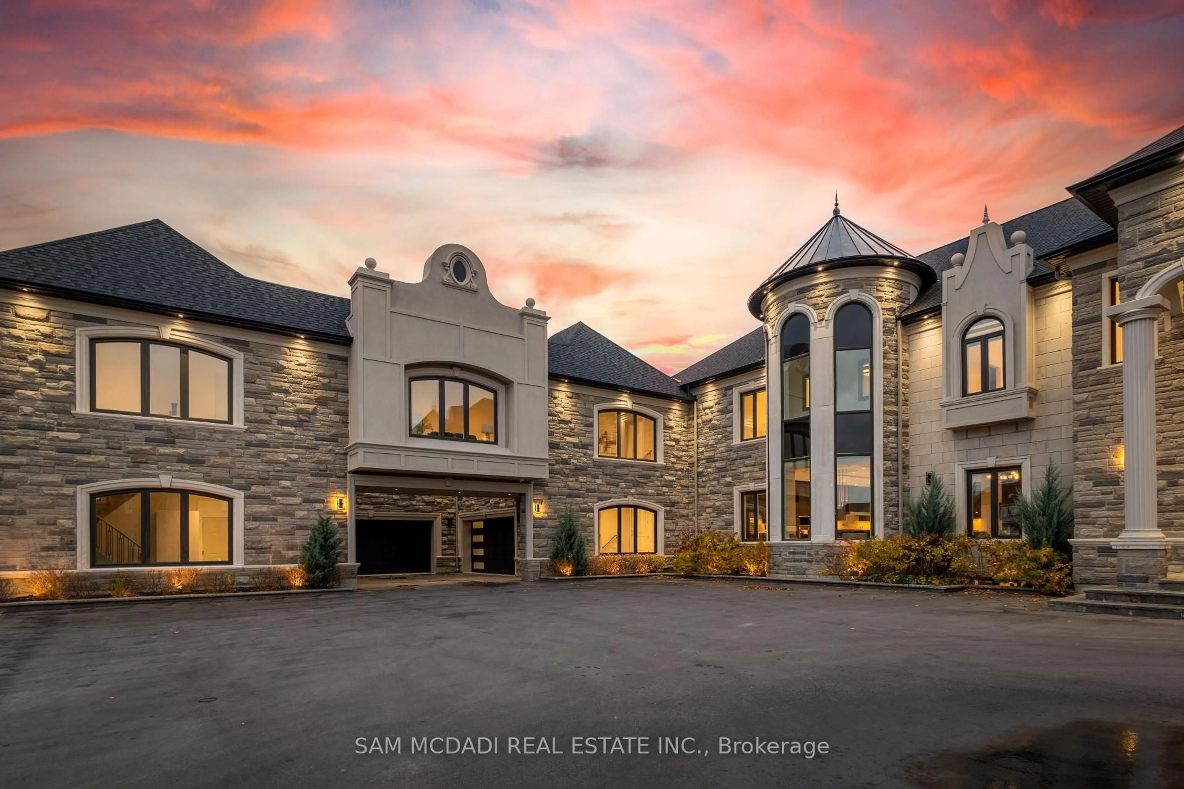 Unknown for 4 Saint Lukes Crt, Brampton Ontario L6P 1K9