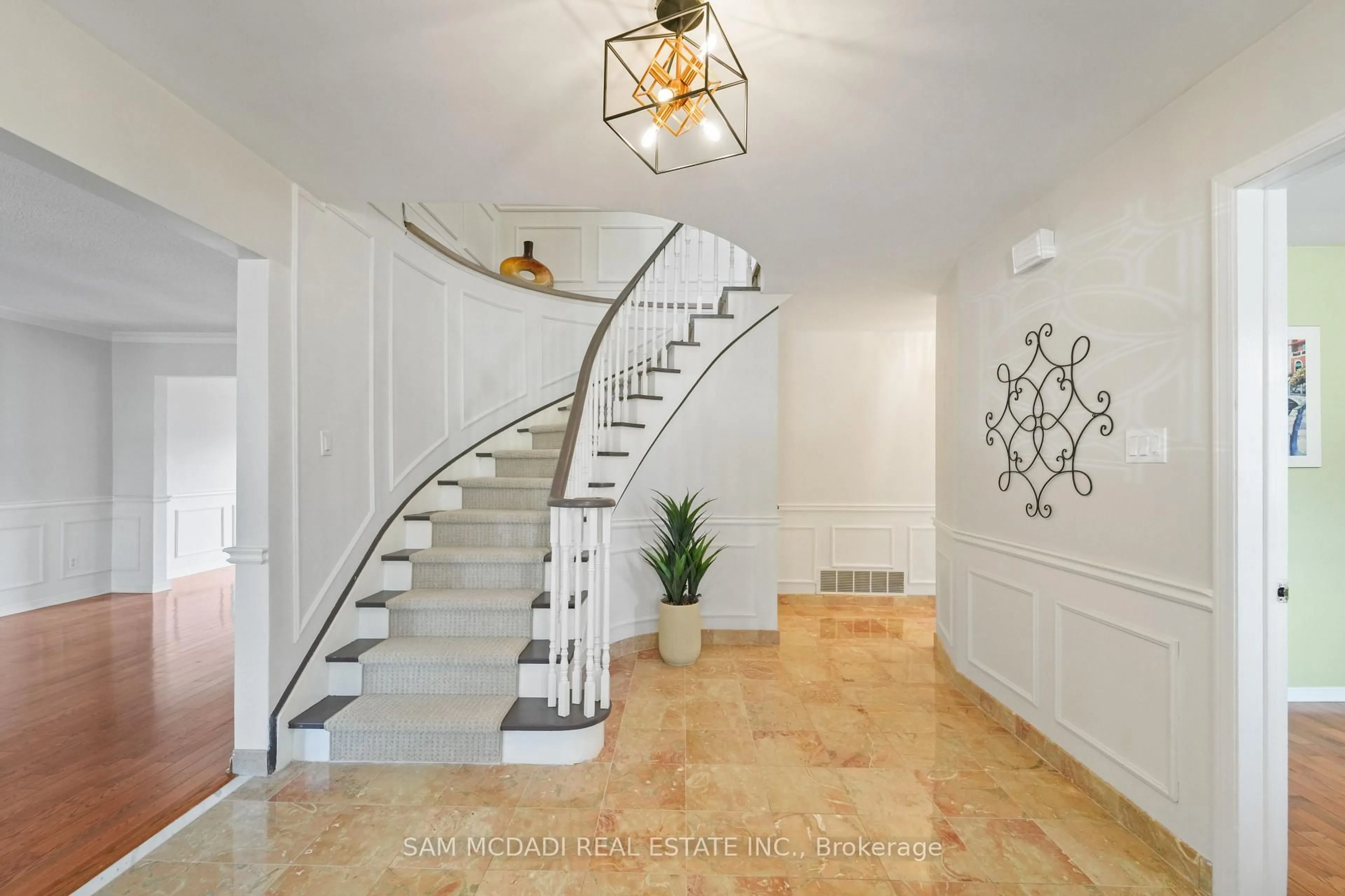 Unknown for 2032 Shannon Dr, Mississauga Ontario L5H 3W3