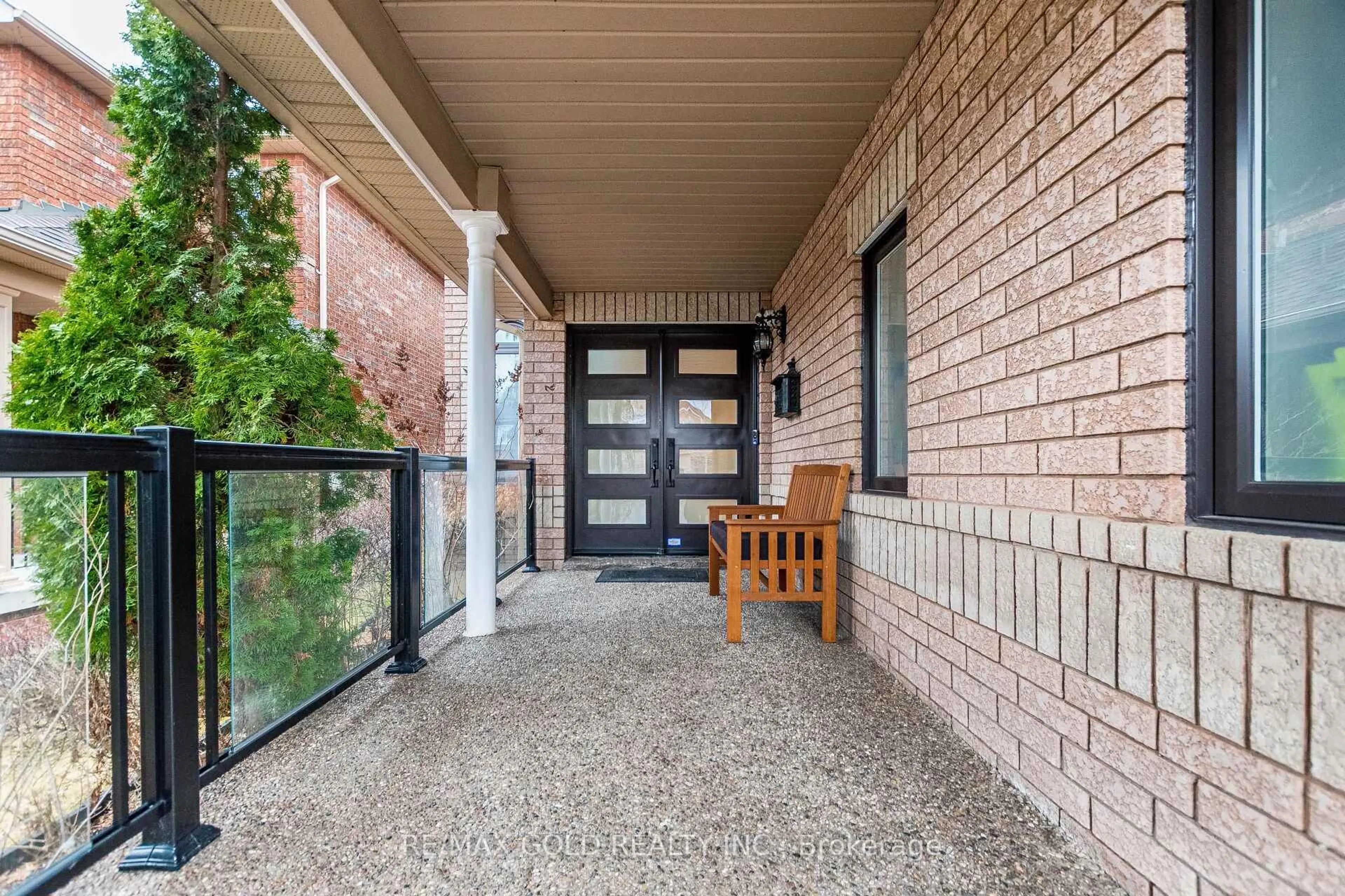 Indoor entryway for 36 Ash Crt, Brampton Ontario L7A 1L5
