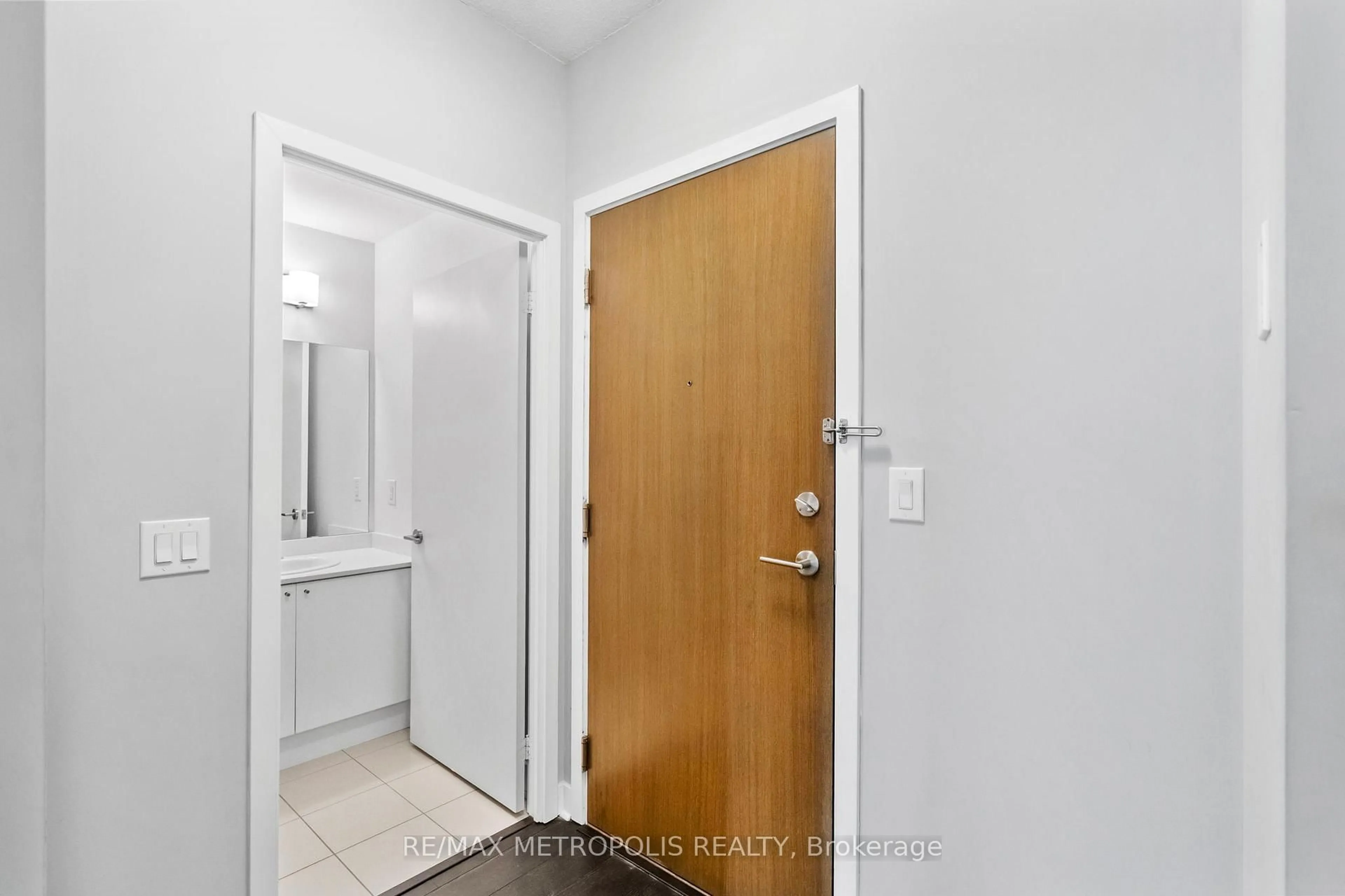 Indoor entryway for 3985 Grand Park Dr #305, Mississauga Ontario L5B 0H8
