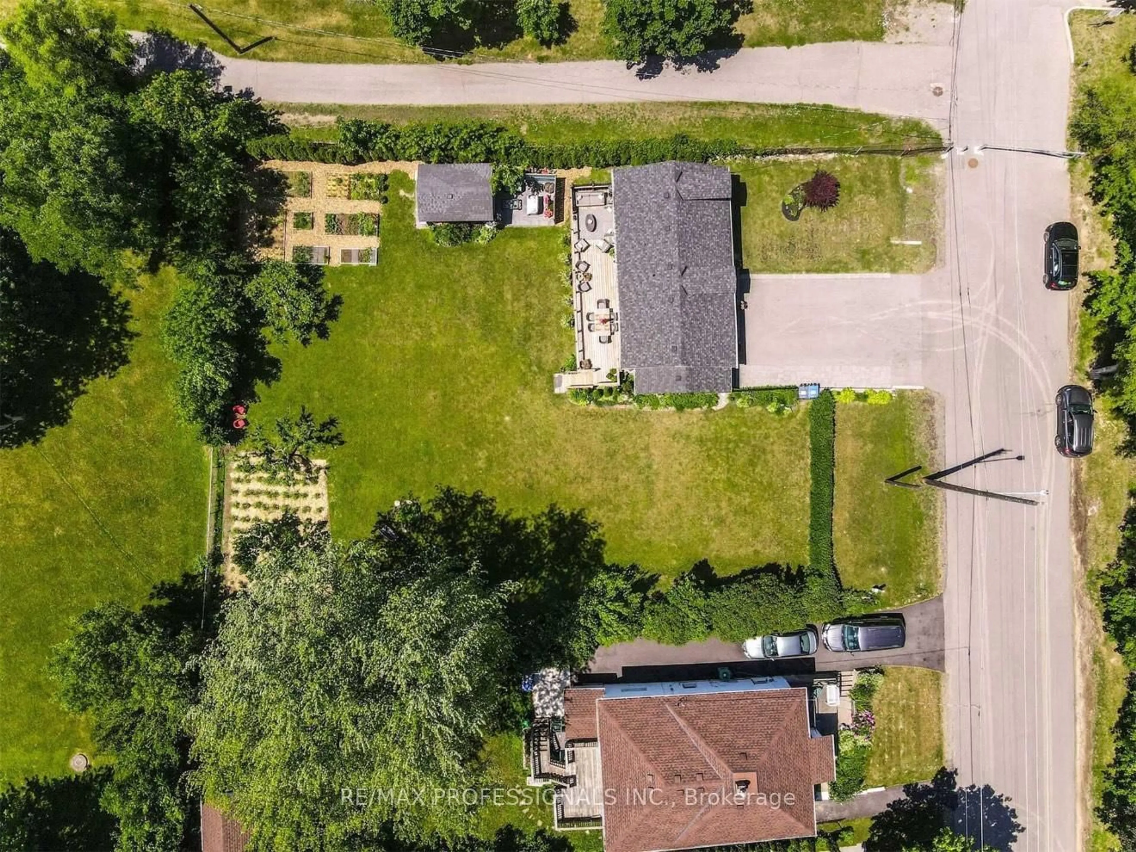 A pic from outside/outdoor area/front of a property/back of a property/a pic from drone, street for 58 RUTLEDGE Rd, Mississauga Ontario L5M 1H4