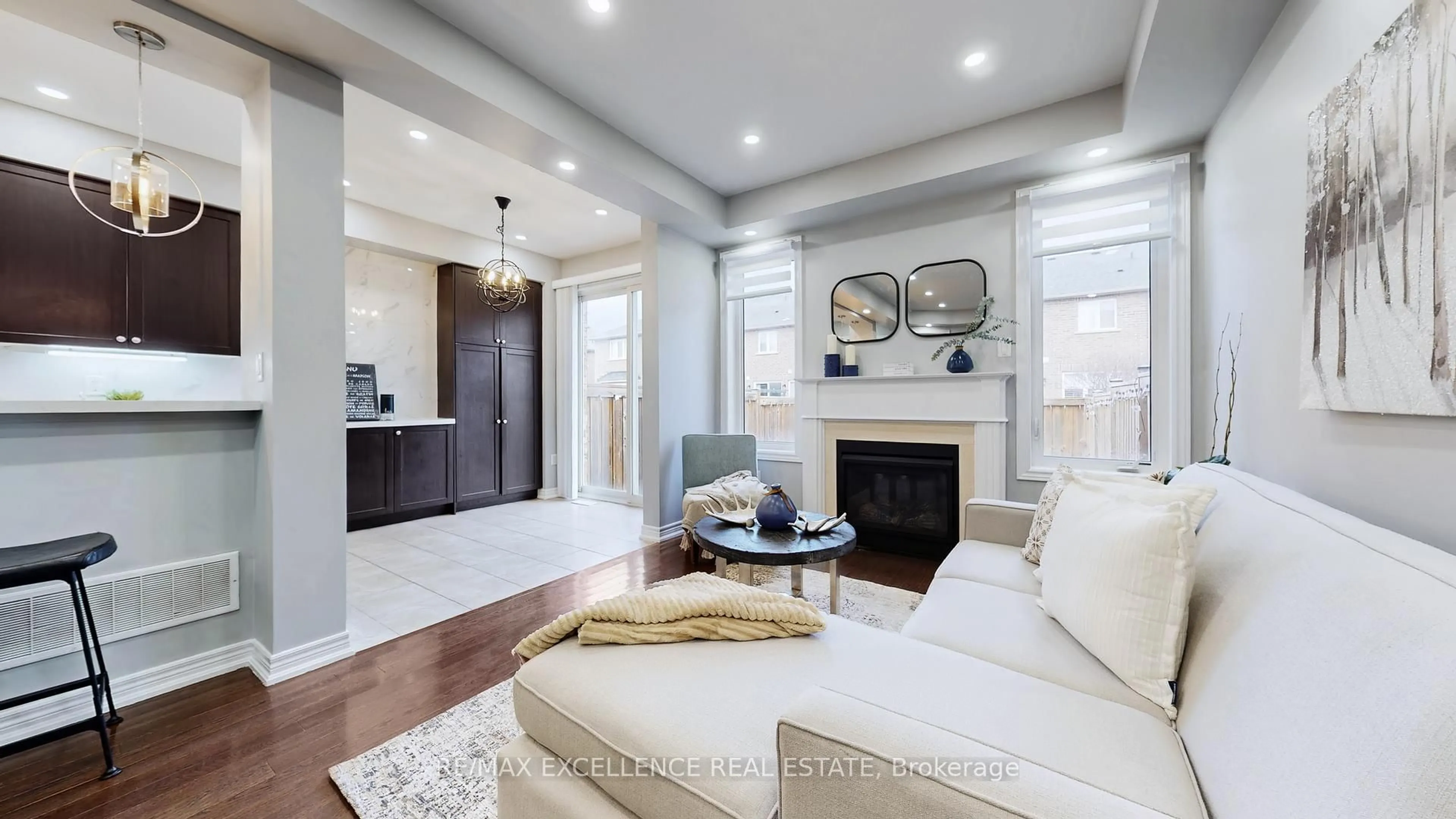 Living room with furniture, unknown for 25 VINEWOOD Rd, Caledon Ontario L7C 1A9