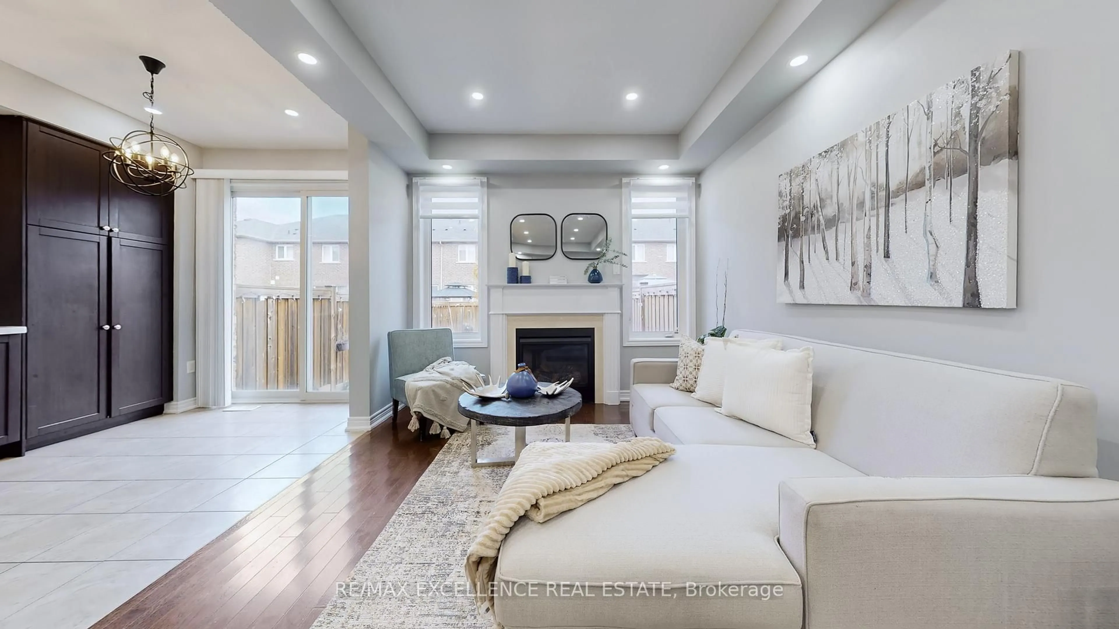 Living room with furniture, unknown for 25 VINEWOOD Rd, Caledon Ontario L7C 1A9