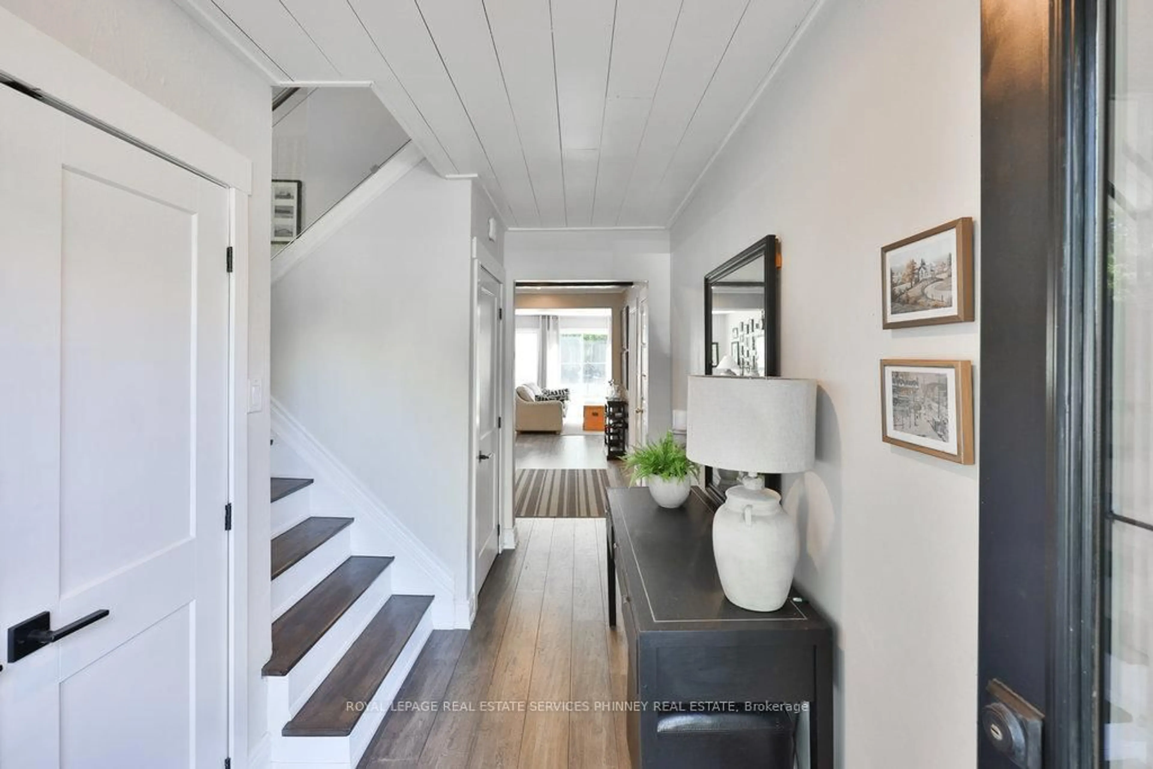 Indoor entryway for 1404 Lewisham Dr, Mississauga Ontario L5J 3R3