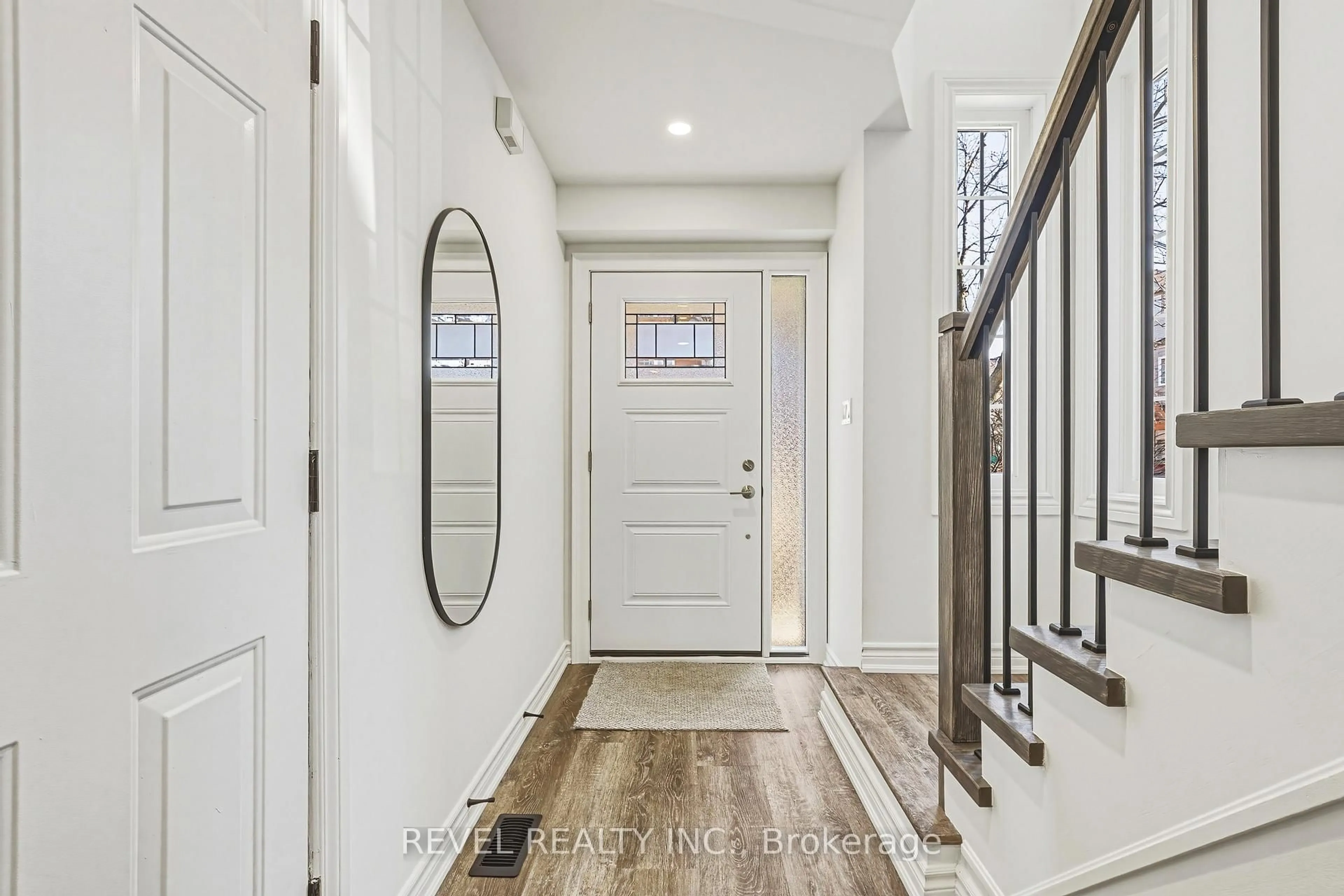 Indoor entryway for 1588 South Parade Crt #72, Mississauga Ontario L5M 6E7