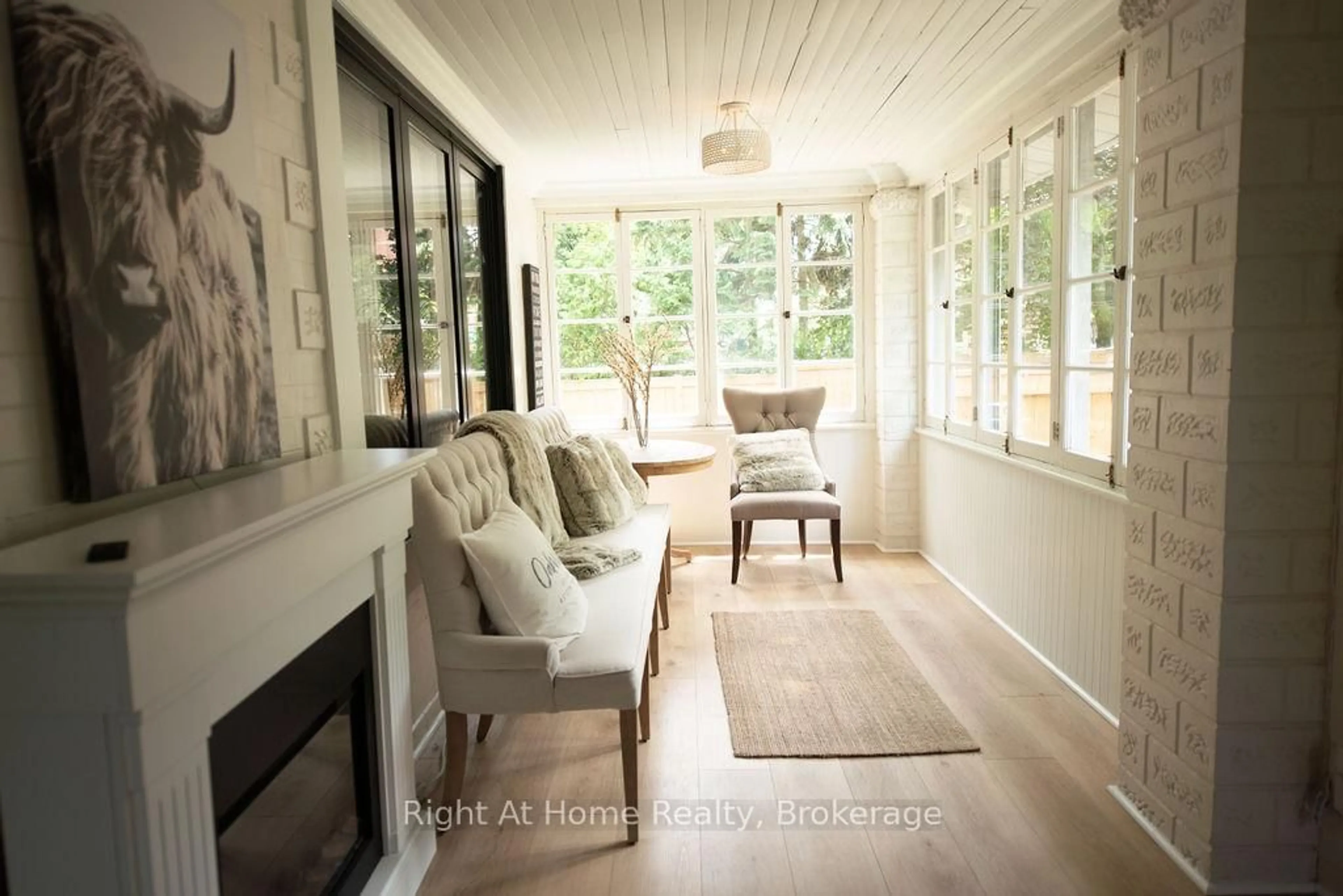 Indoor entryway for 139 Allan St, Oakville Ontario L6J 3N6