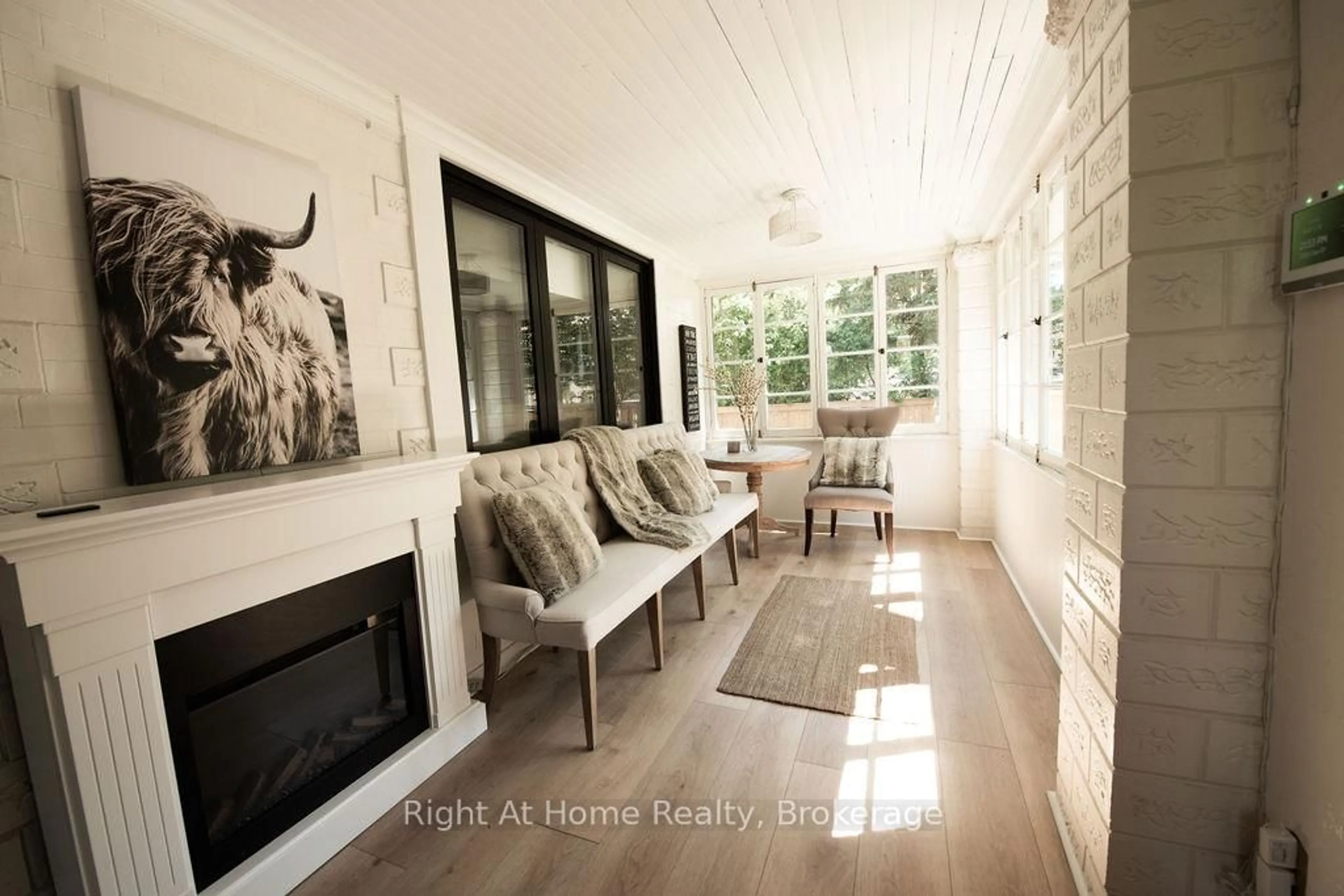 Indoor entryway for 139 Allan St, Oakville Ontario L6J 3N6