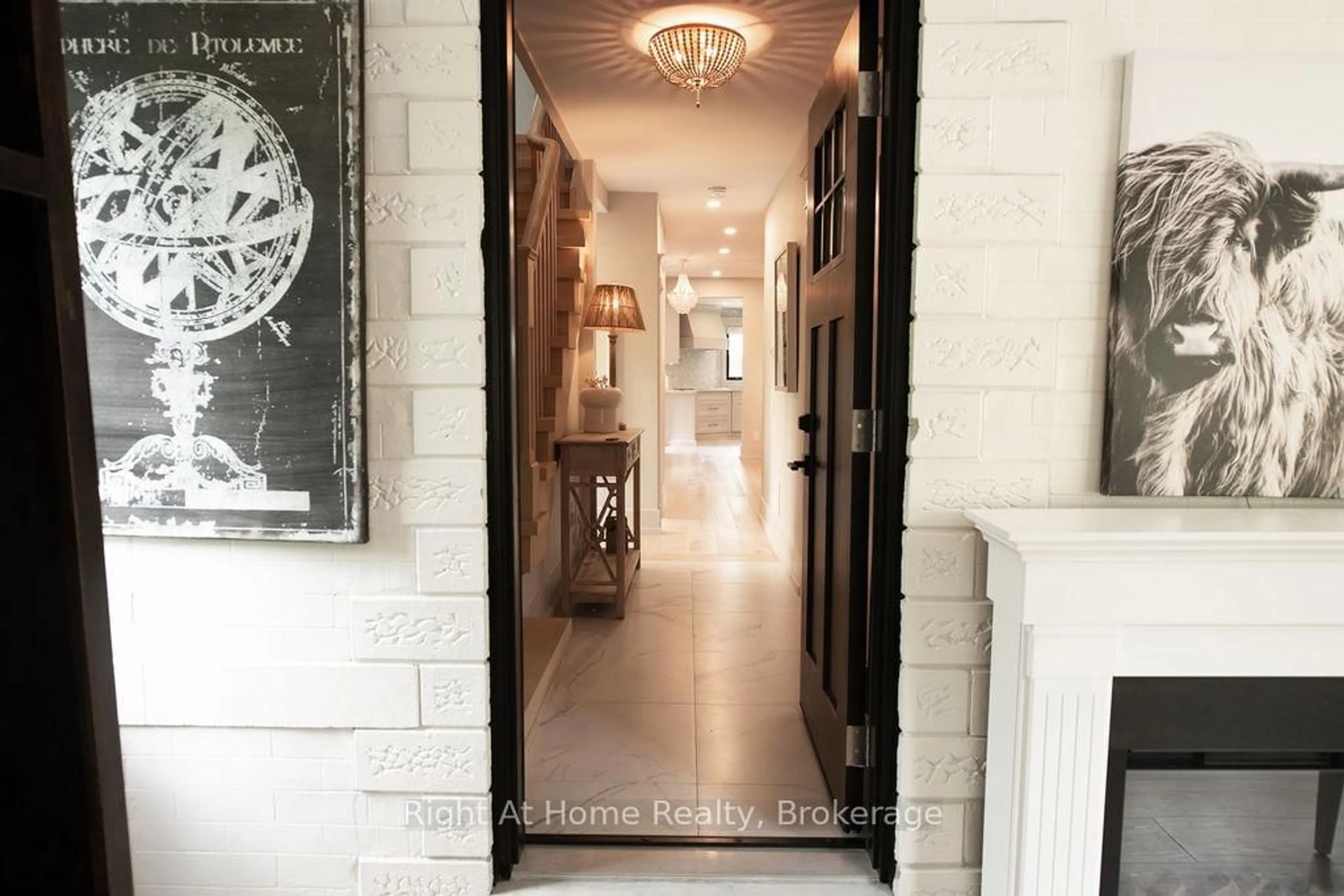 Indoor entryway for 139 Allan St, Oakville Ontario L6J 3N6