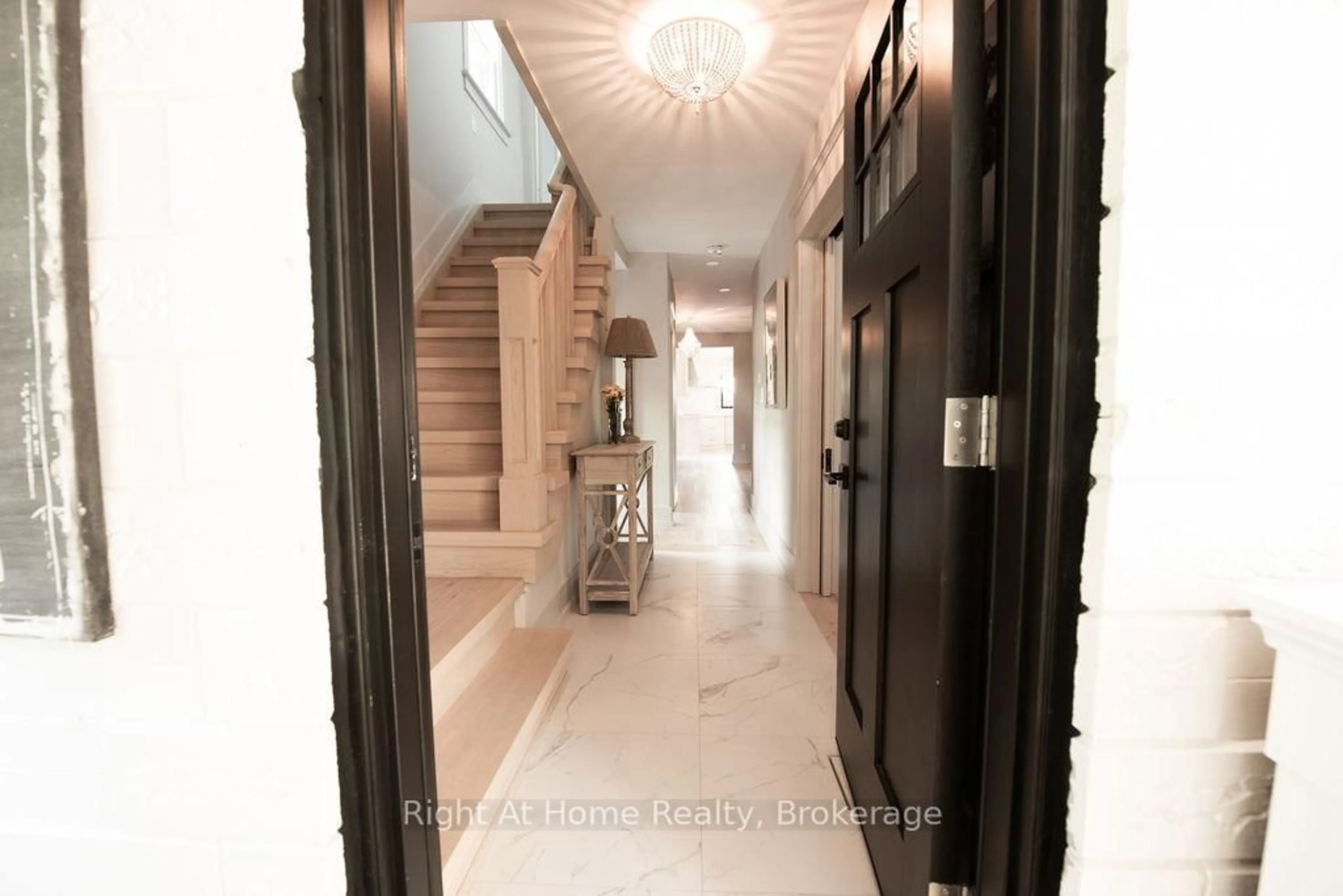 Indoor foyer for 139 Allan St, Oakville Ontario L6J 3N6