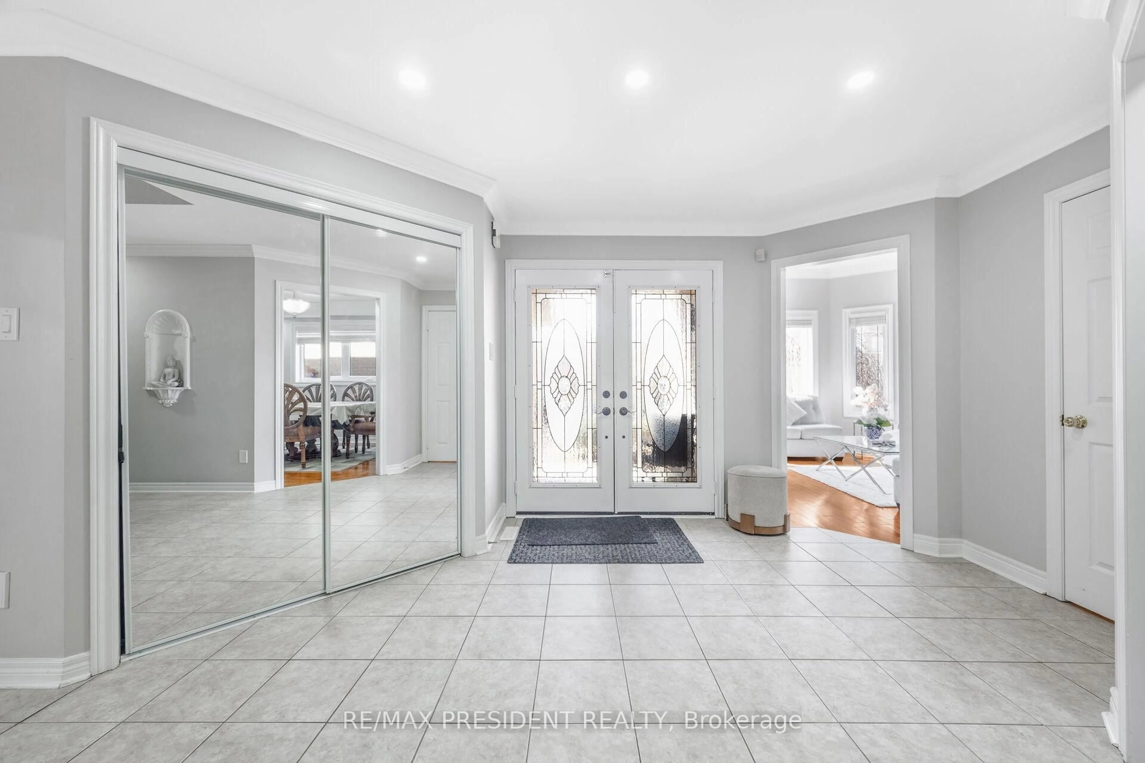 Indoor entryway for 14 Samuel Cres, Halton Hills Ontario L7G 5J2