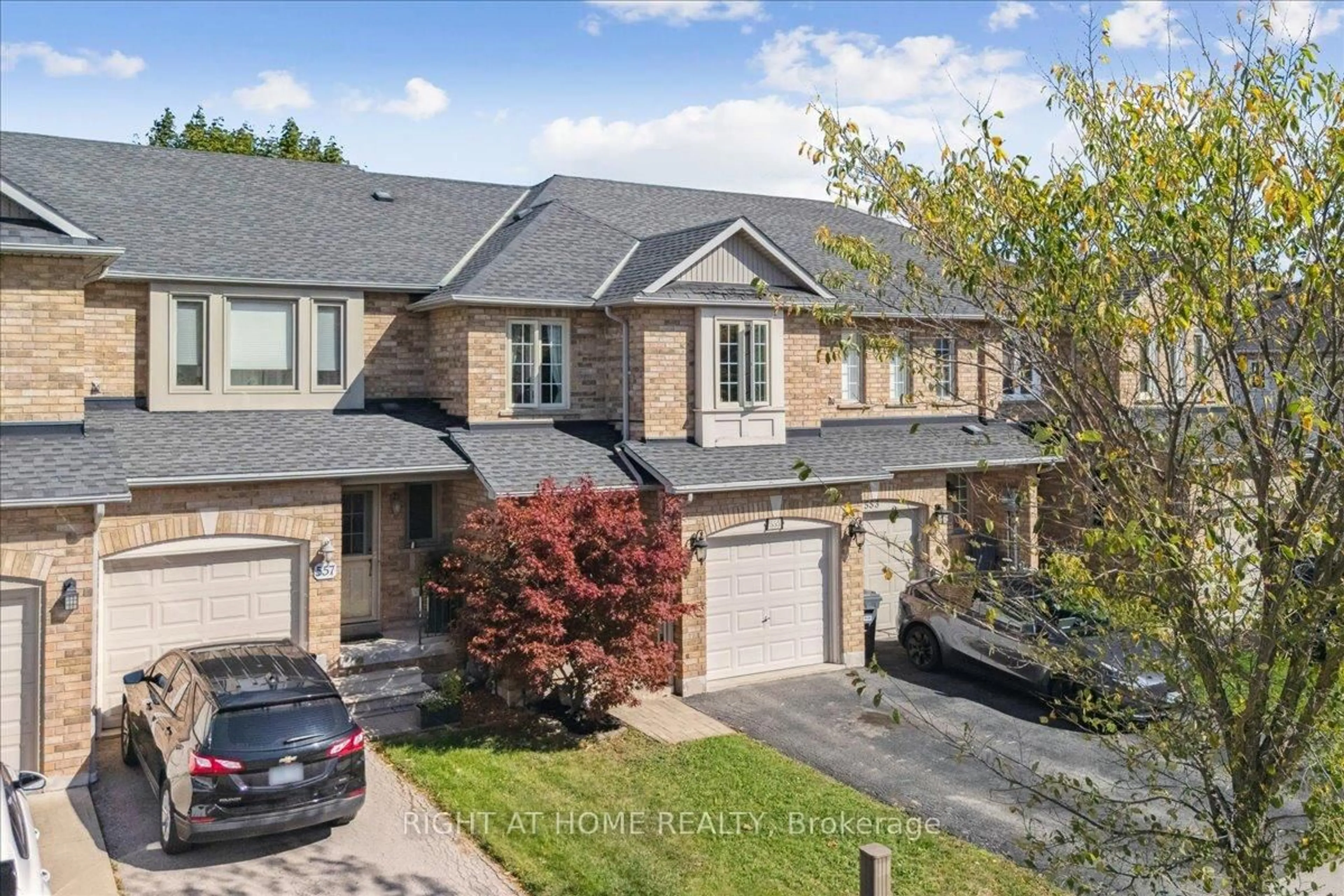 A pic from outside/outdoor area/front of a property/back of a property/a pic from drone, street for 555 Taylor Cres, Burlington Ontario L7L 6J7