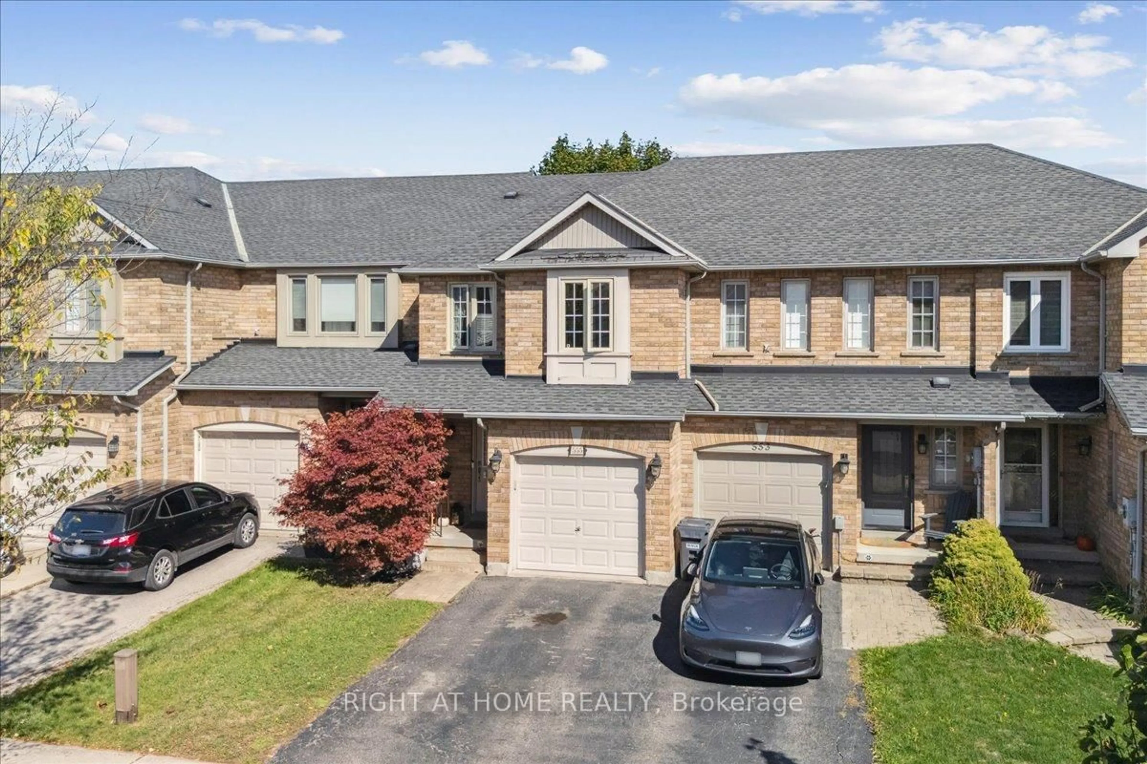 A pic from outside/outdoor area/front of a property/back of a property/a pic from drone, street for 555 Taylor Cres, Burlington Ontario L7L 6J7
