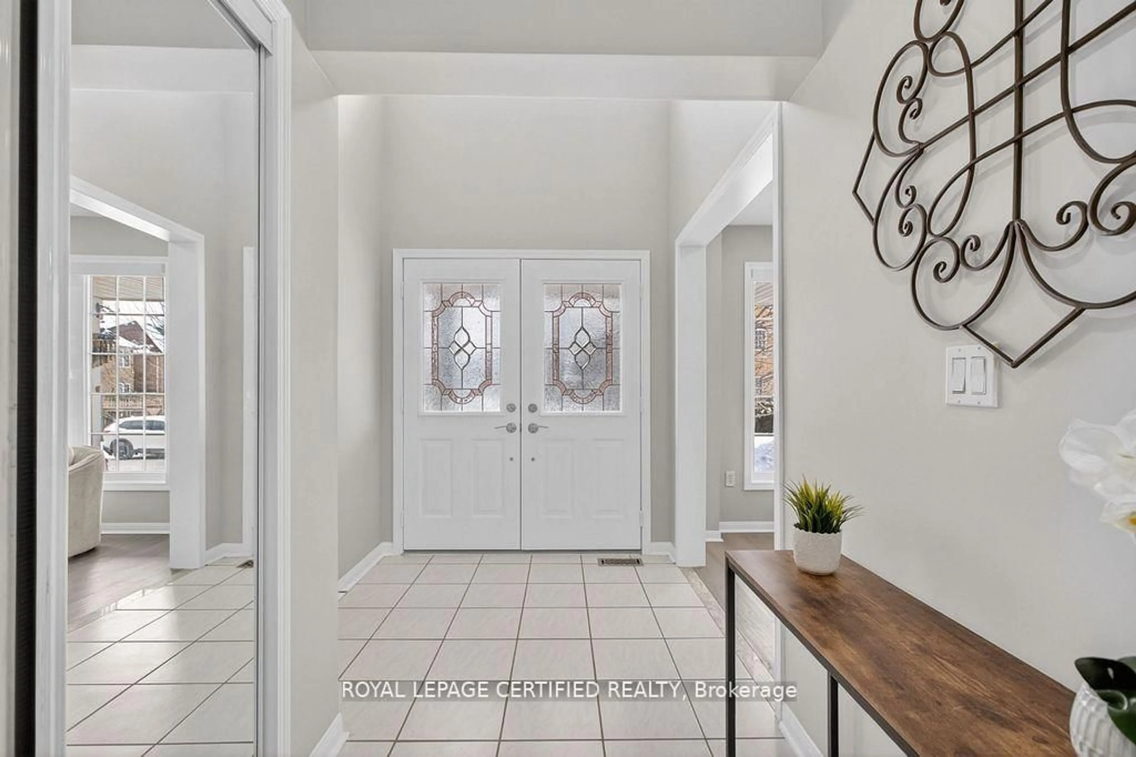 Indoor entryway for 10 Verona Dr, Brampton Ontario L6P 1L2
