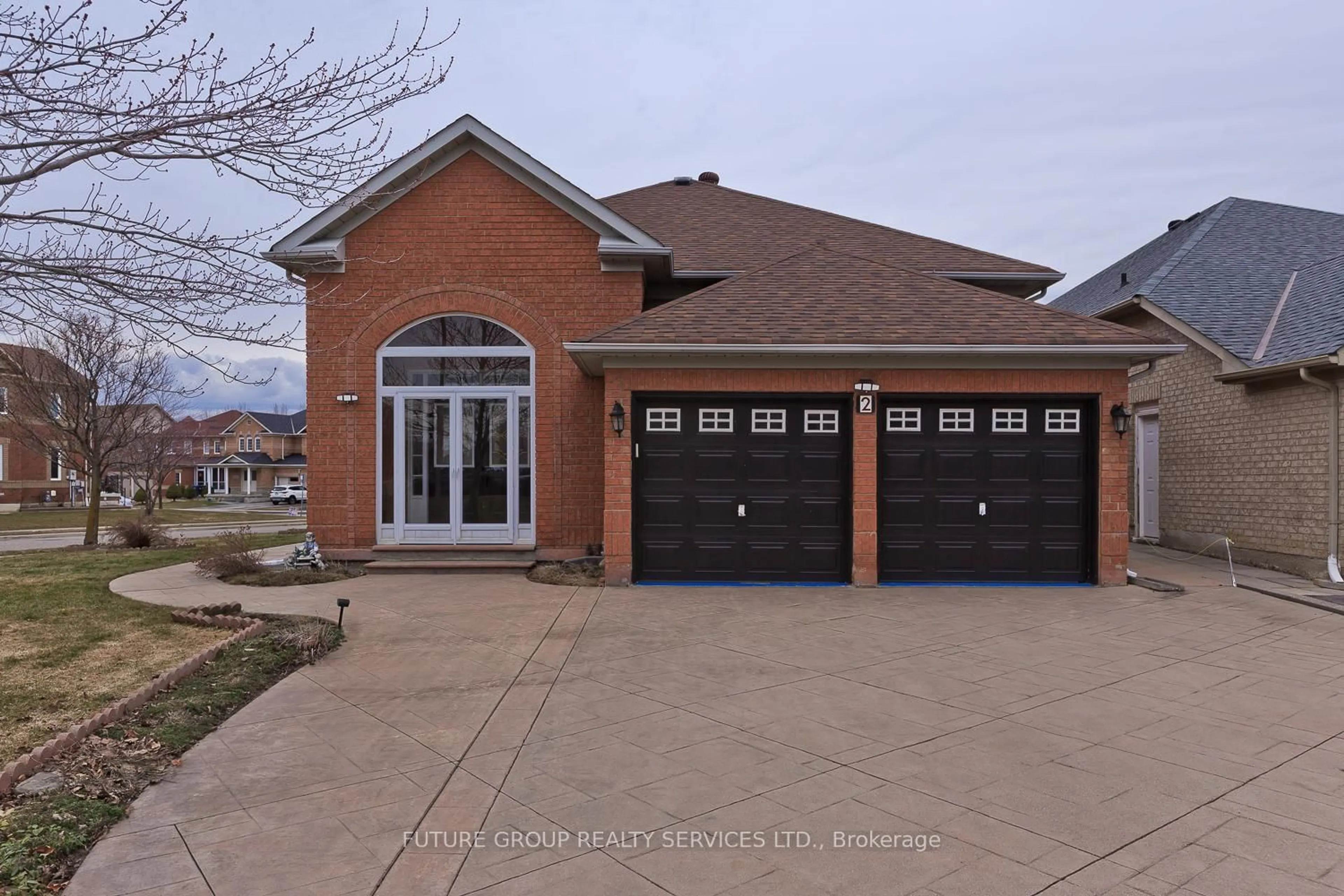Home with brick exterior material, street for 2 Willow Heights Crt, Brampton Ontario L6R 2S3