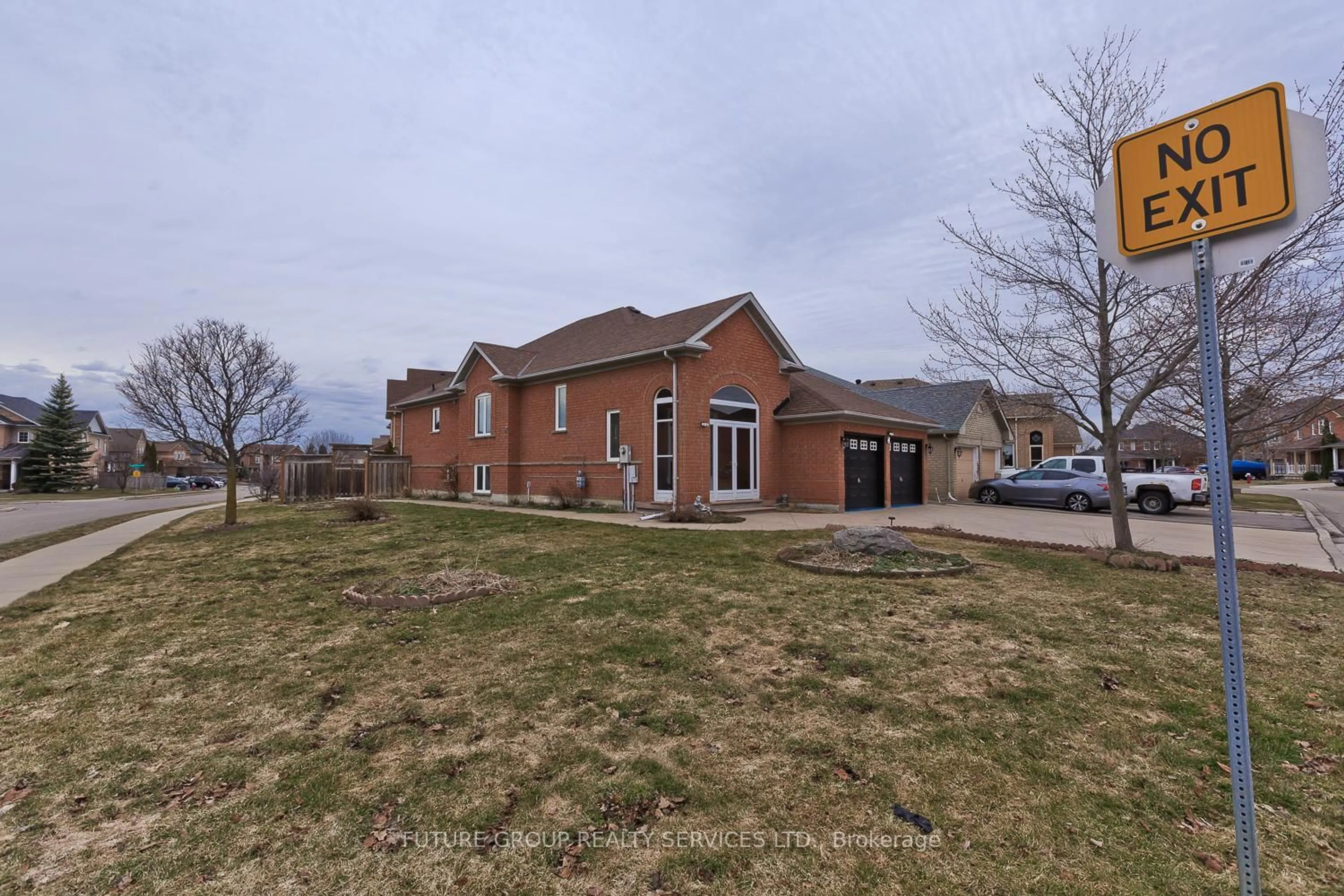 A pic from outside/outdoor area/front of a property/back of a property/a pic from drone, street for 2 Willow Heights Crt, Brampton Ontario L6R 2S3