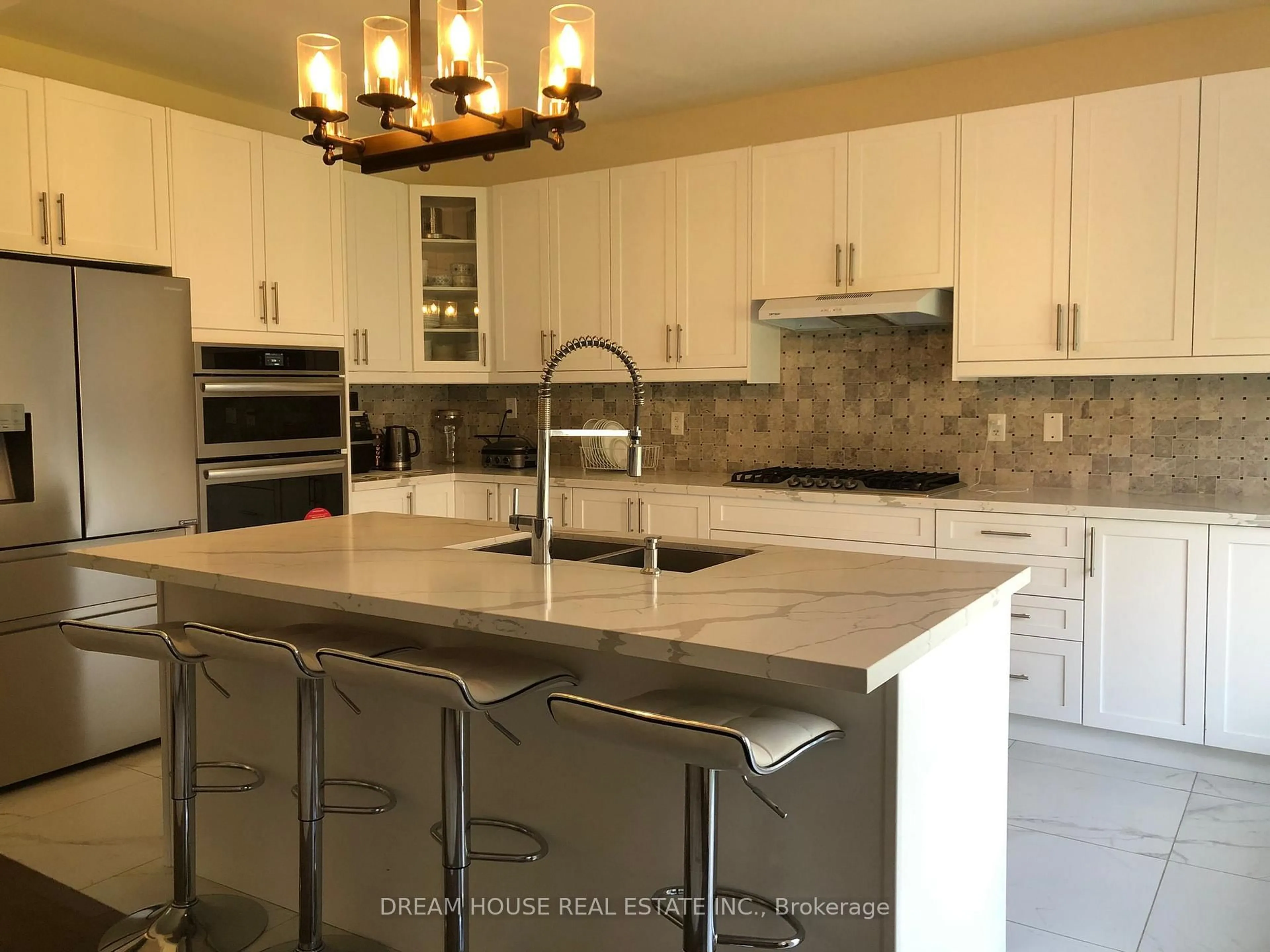 Open concept kitchen, ceramic/tile floor for 34 Sapwood Cres, Brampton Ontario L6Z 1W5