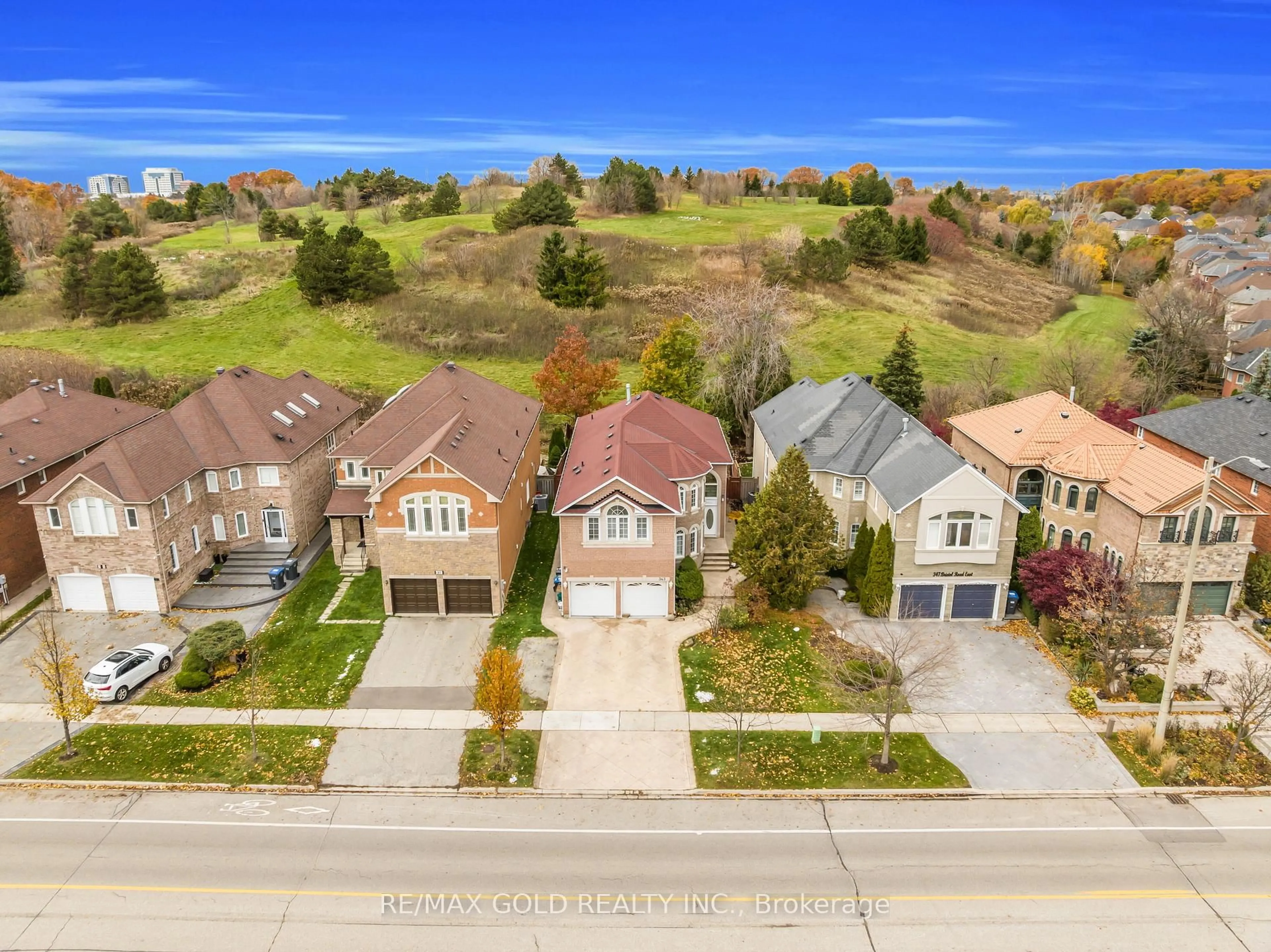 A pic from outside/outdoor area/front of a property/back of a property/a pic from drone, street for 343 Bristol Rd, Mississauga Ontario L4Z 3V6