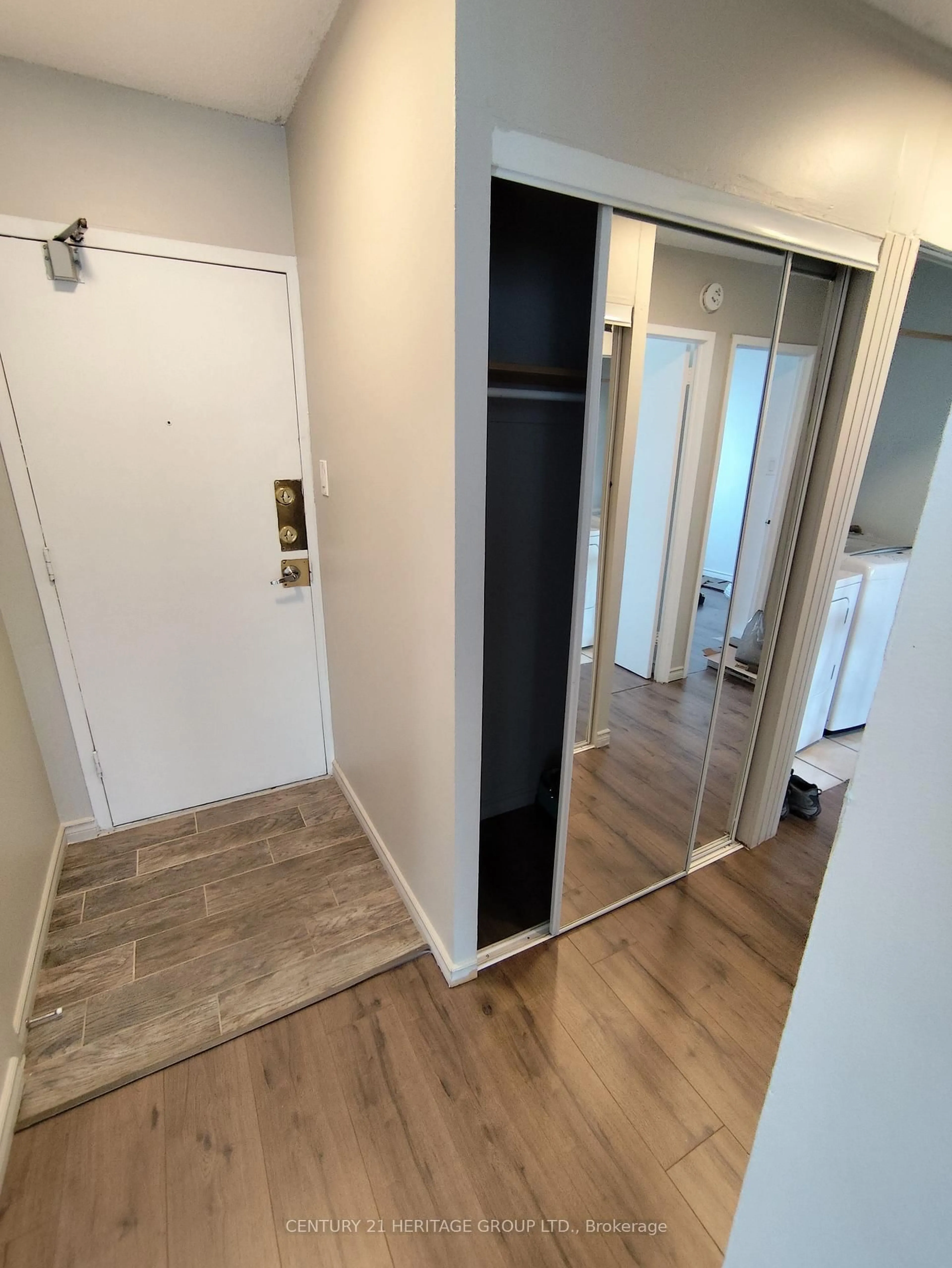 Indoor entryway for 100 Lotherton Ptwy #612, Toronto Ontario M6B 2G8