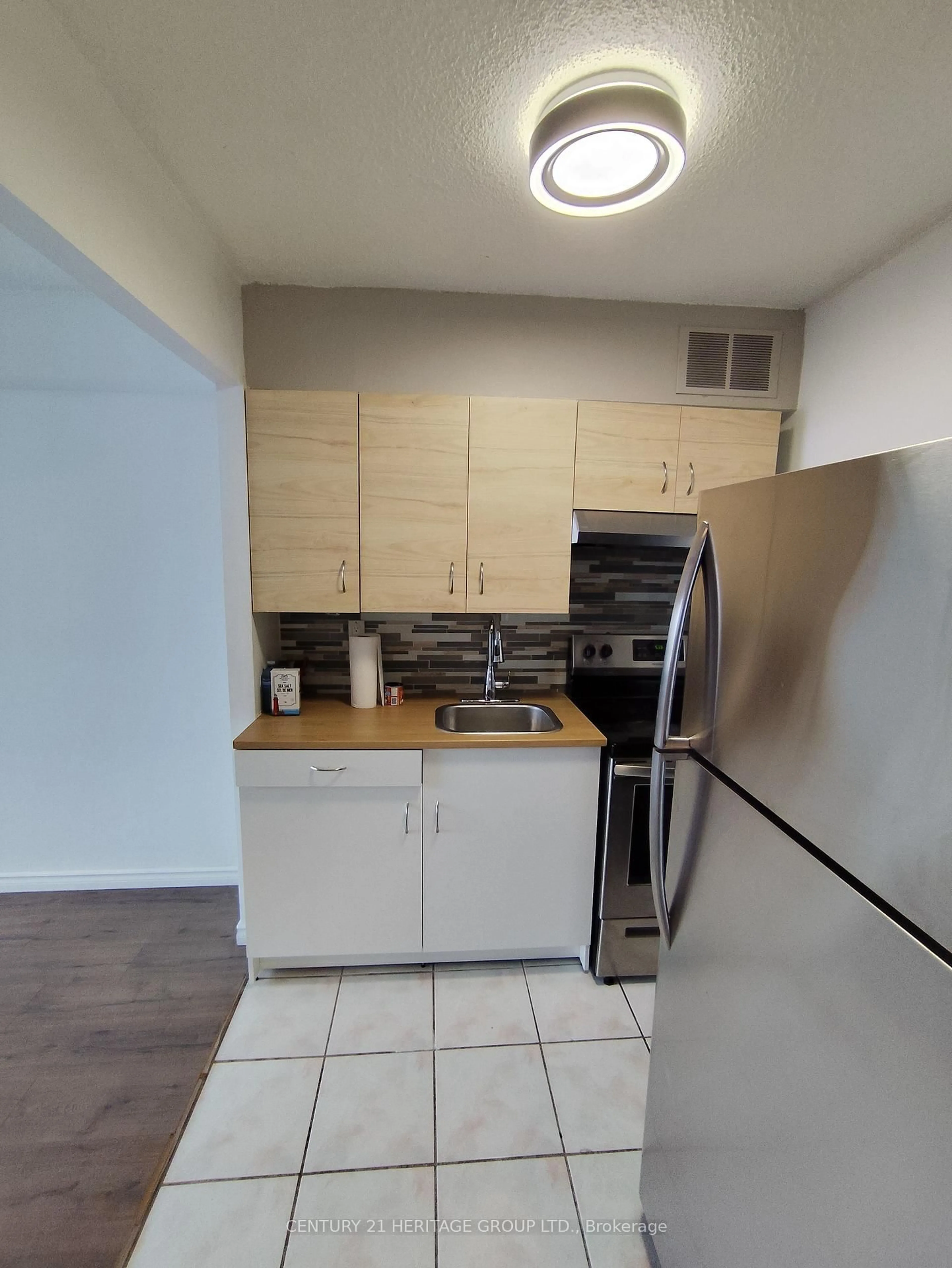 Standard kitchen, unknown for 100 Lotherton Ptwy #612, Toronto Ontario M6B 2G8