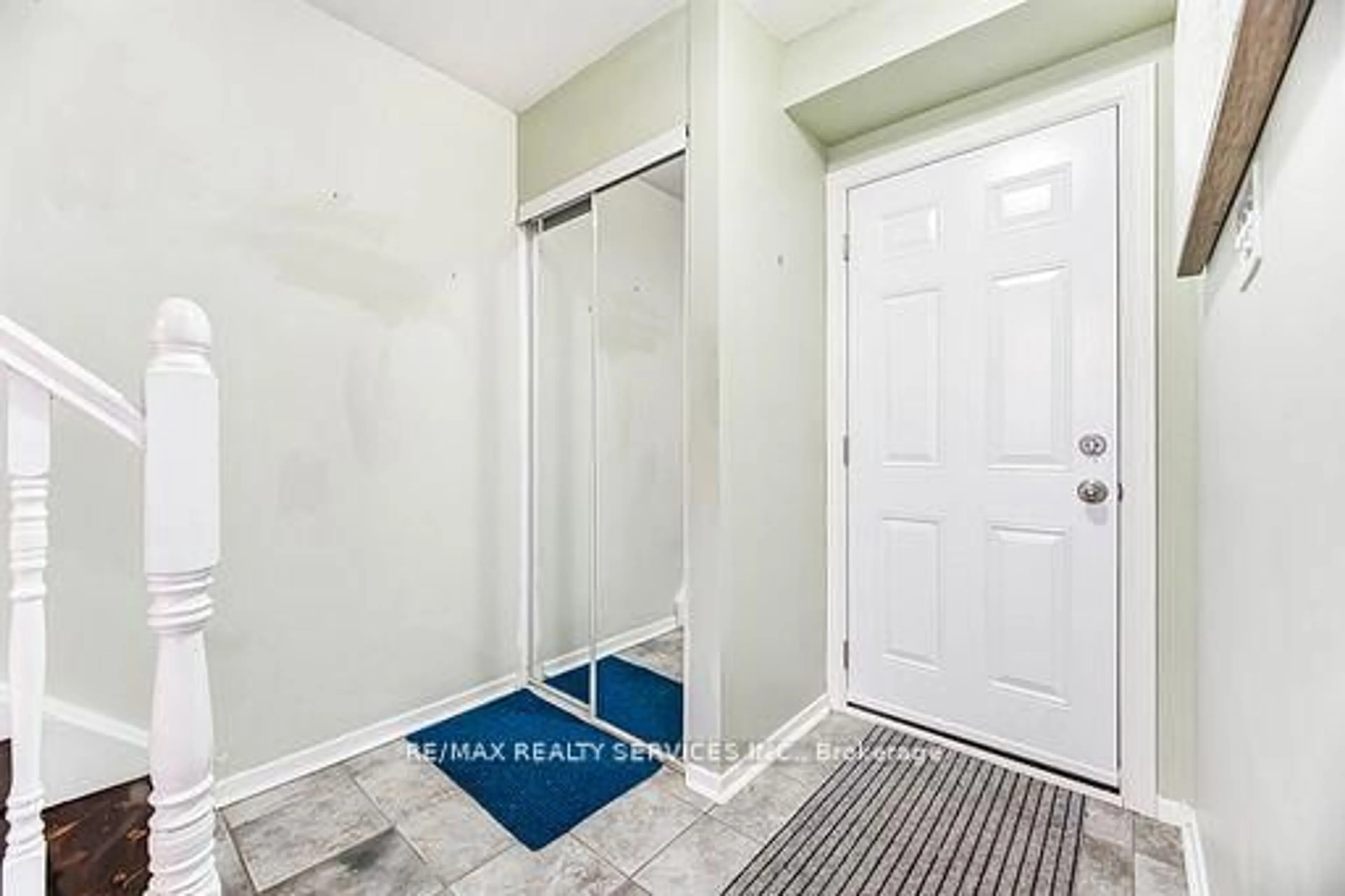 Indoor entryway for 900 Central Park Dr #92, Brampton Ontario L6S 3J6