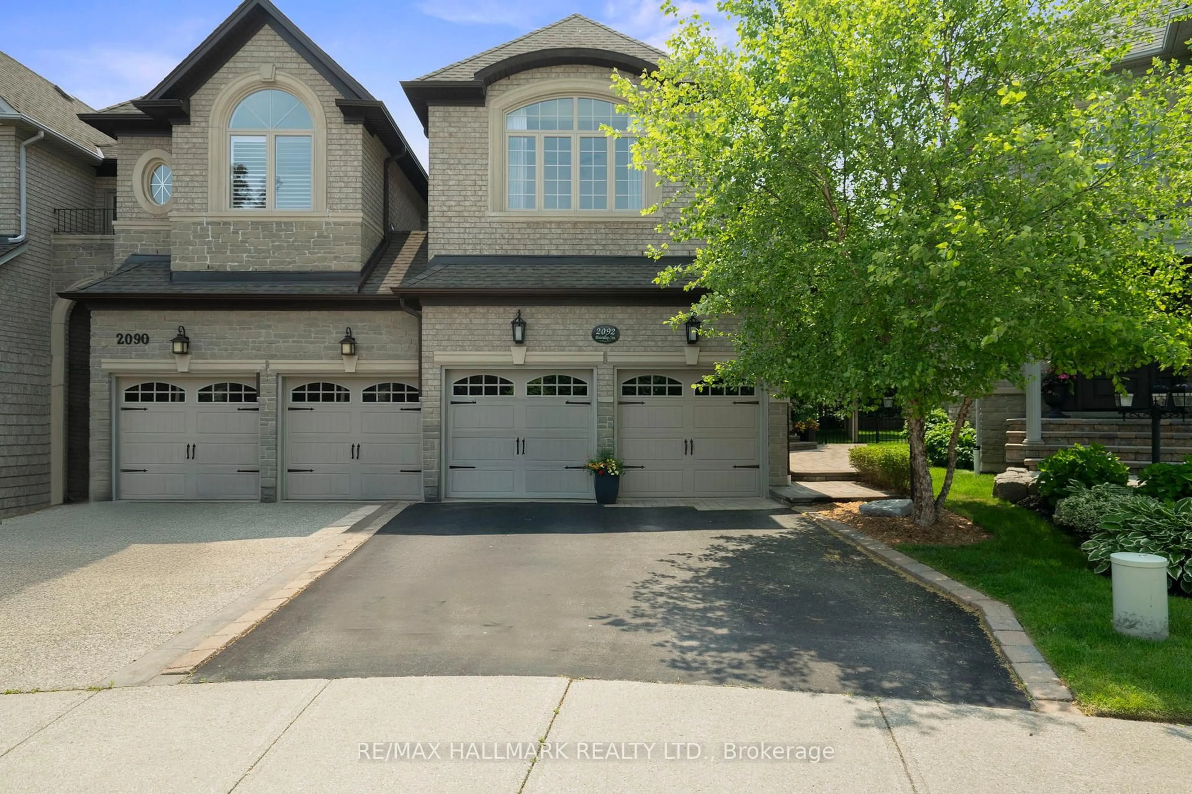 Indoor garage for 2092 PINEVALLEY Cres, Oakville Ontario L6H 6L8