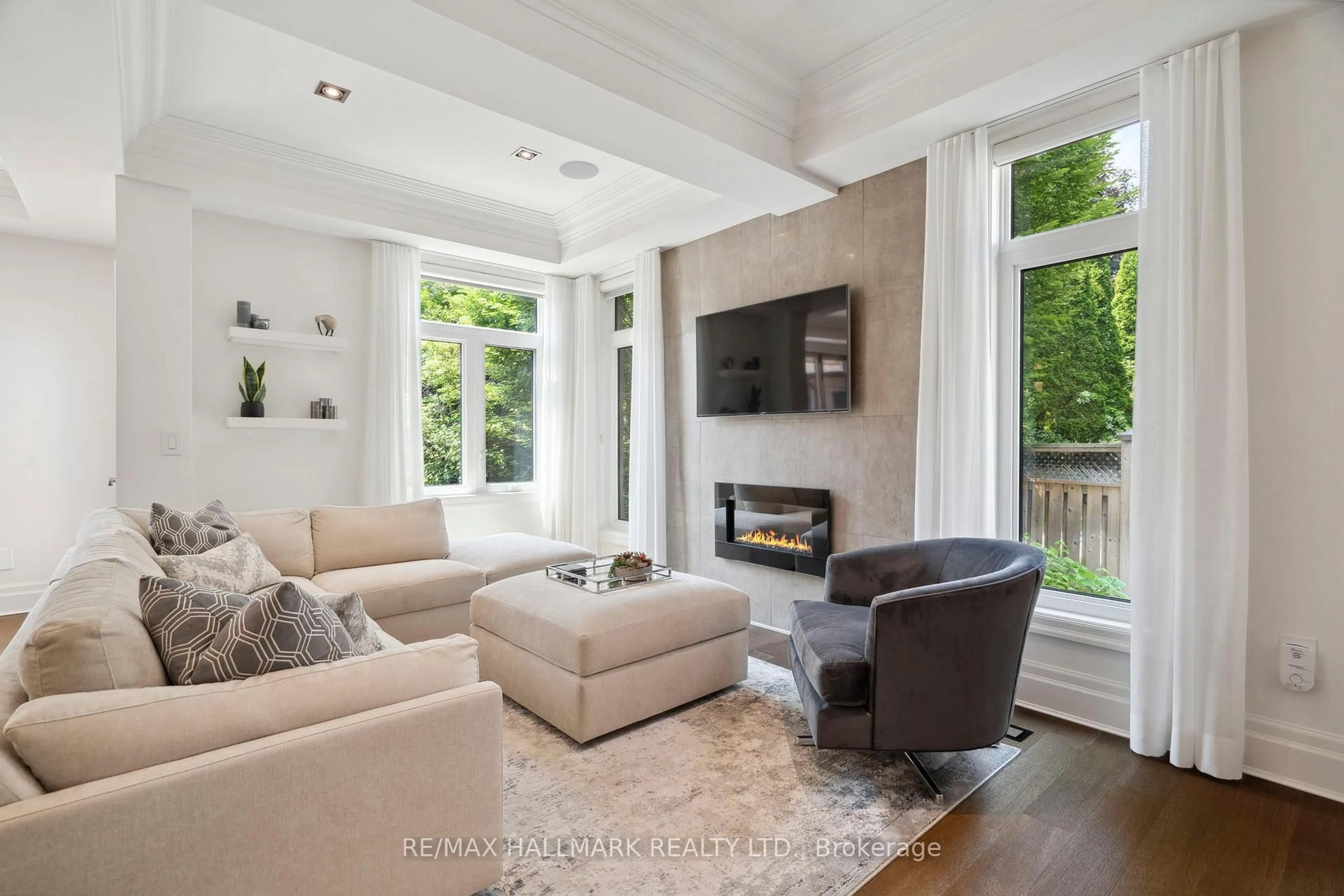 Living room with furniture, unknown for 2092 PINEVALLEY Cres, Oakville Ontario L6H 6L8