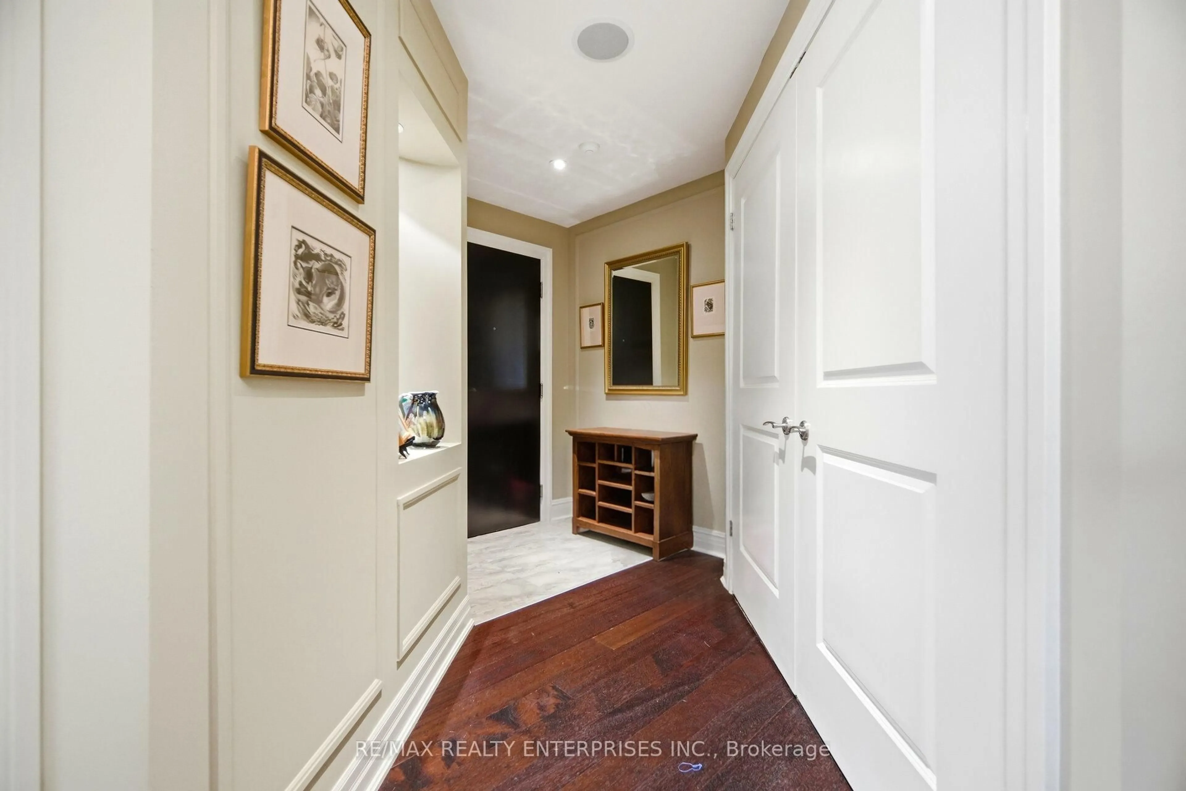 Indoor foyer for 2855 Bloor St #513, Toronto Ontario M8X 3A1