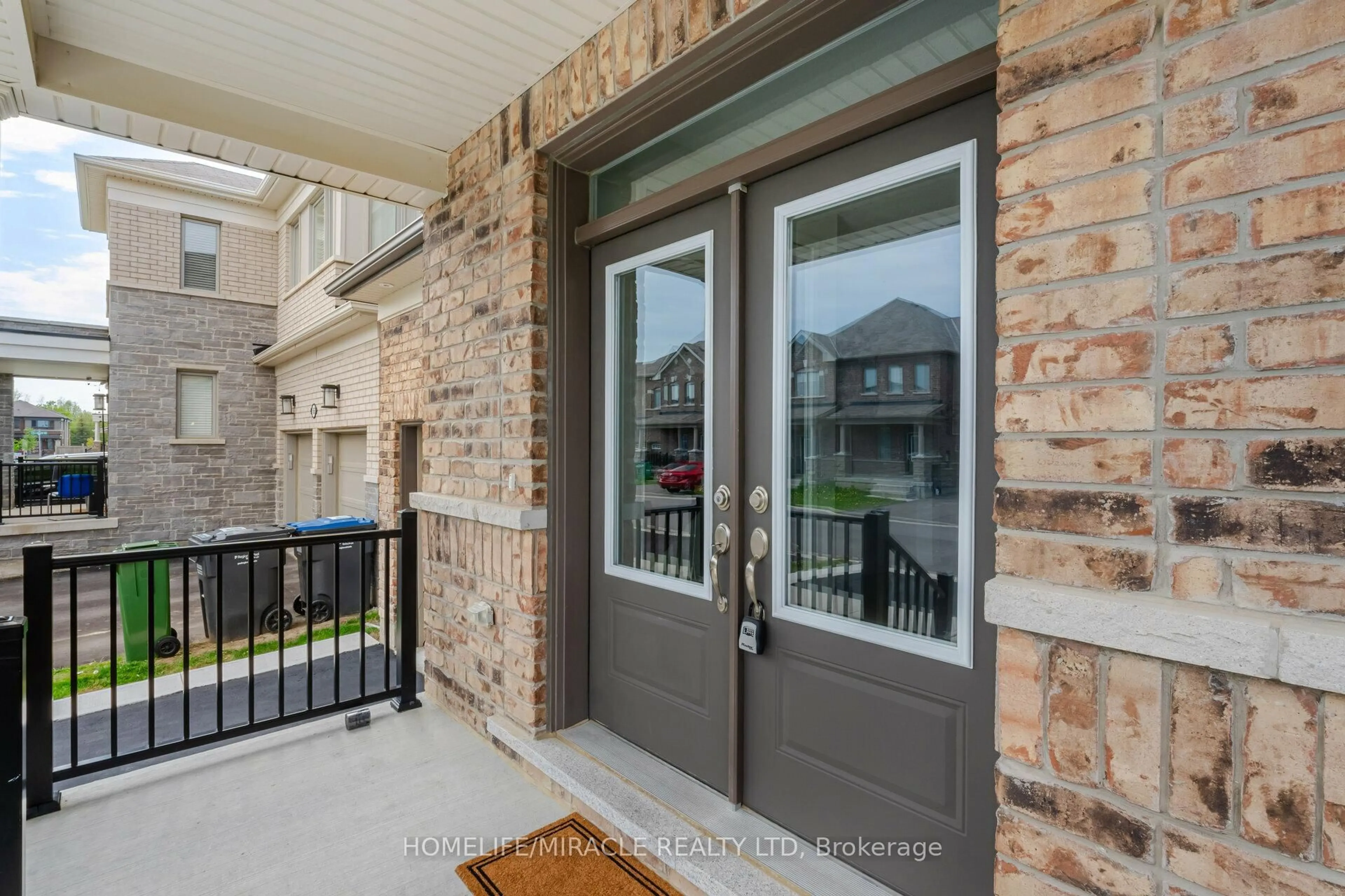 Indoor entryway for 68 Circus Cres, Brampton Ontario L7A 5E1