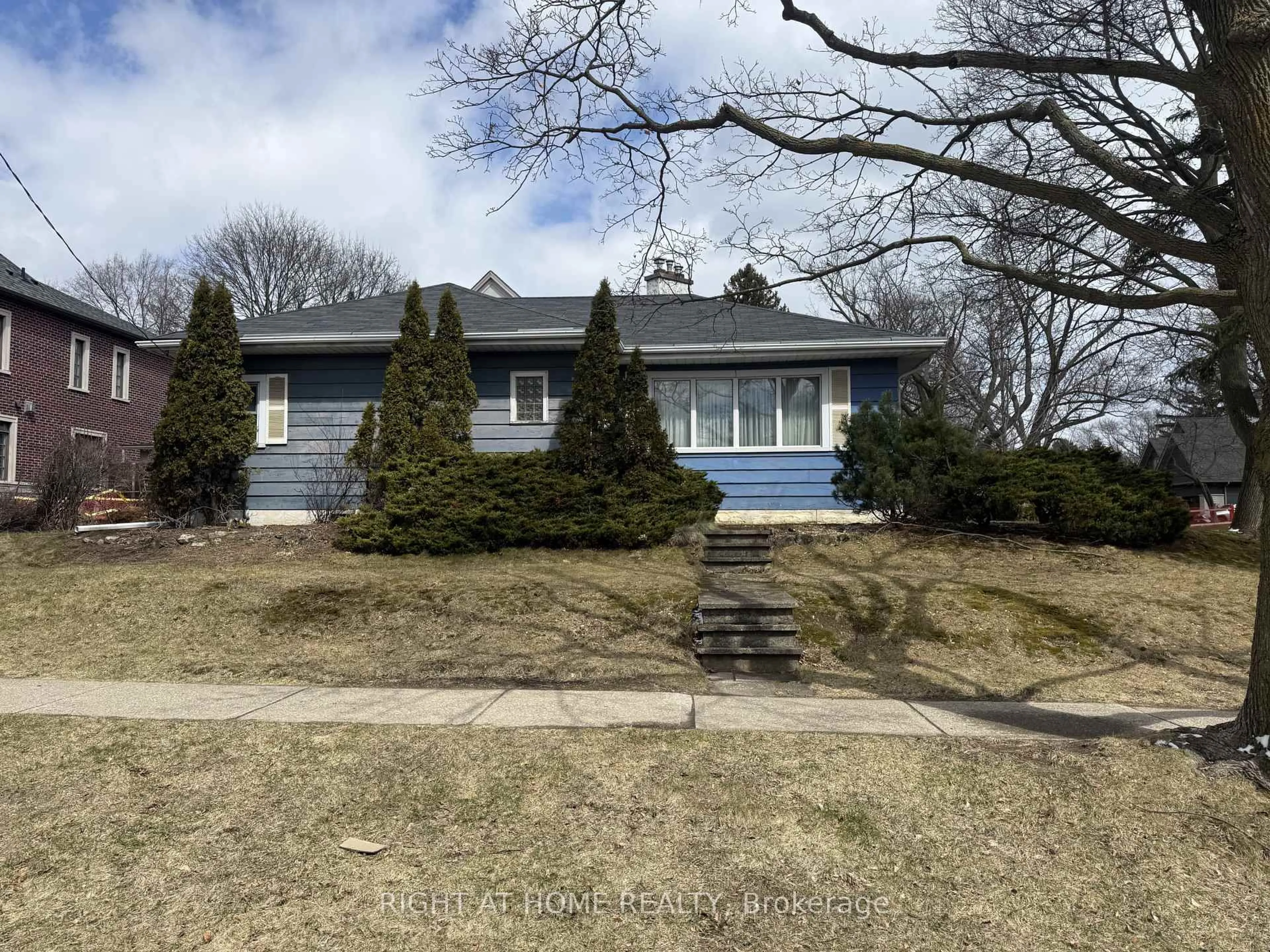 Home with vinyl exterior material, street for 73 Brock St, Oakville Ontario L6K 2Y9