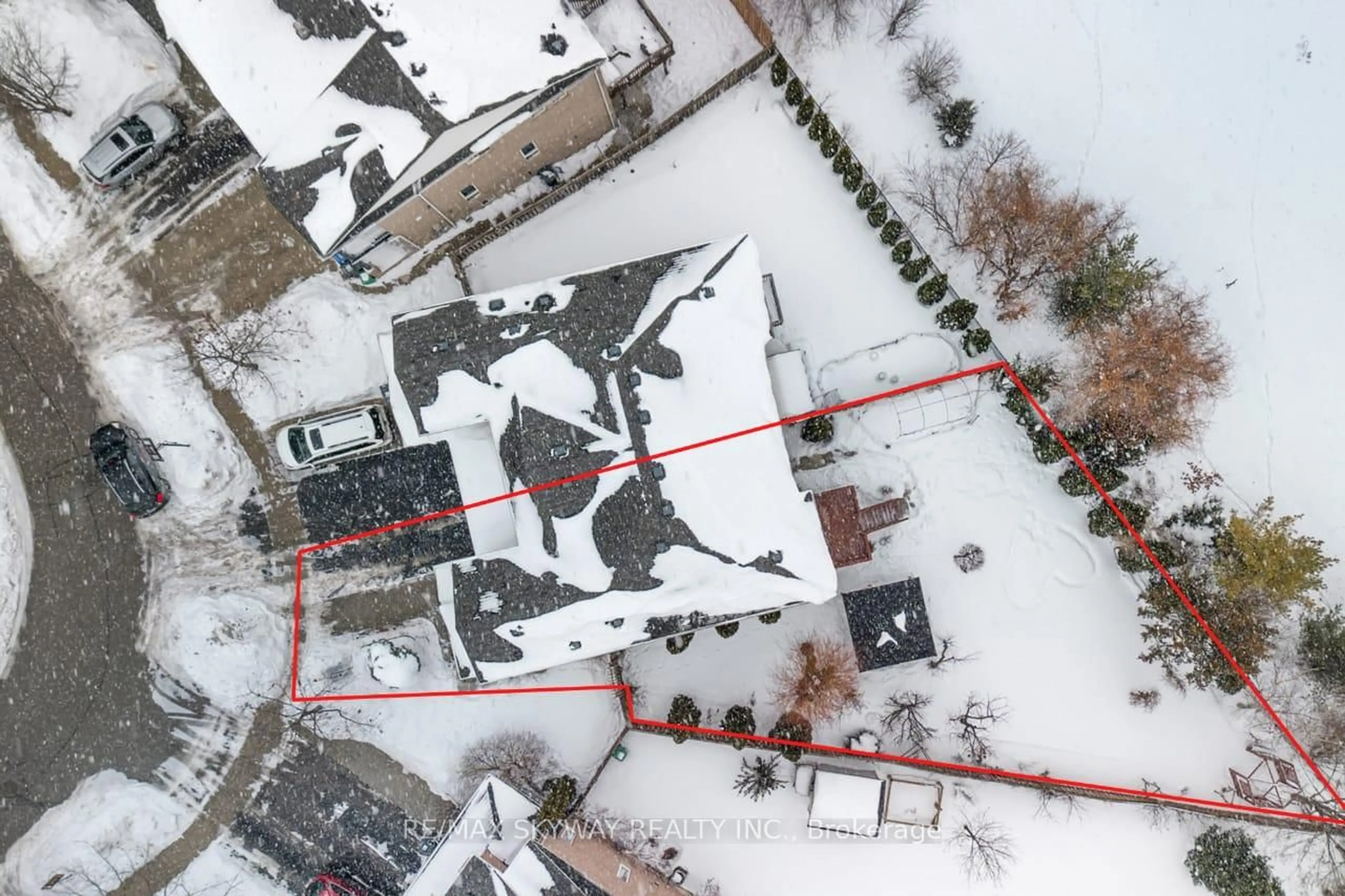 A pic from outside/outdoor area/front of a property/back of a property/a pic from drone, building for 87 Ashdale Rd, Brampton Ontario L6Y 5M9